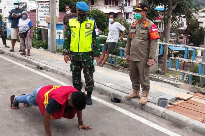 Pelanggar Fasilitas Publik Dikenai Hukuman Push Up
