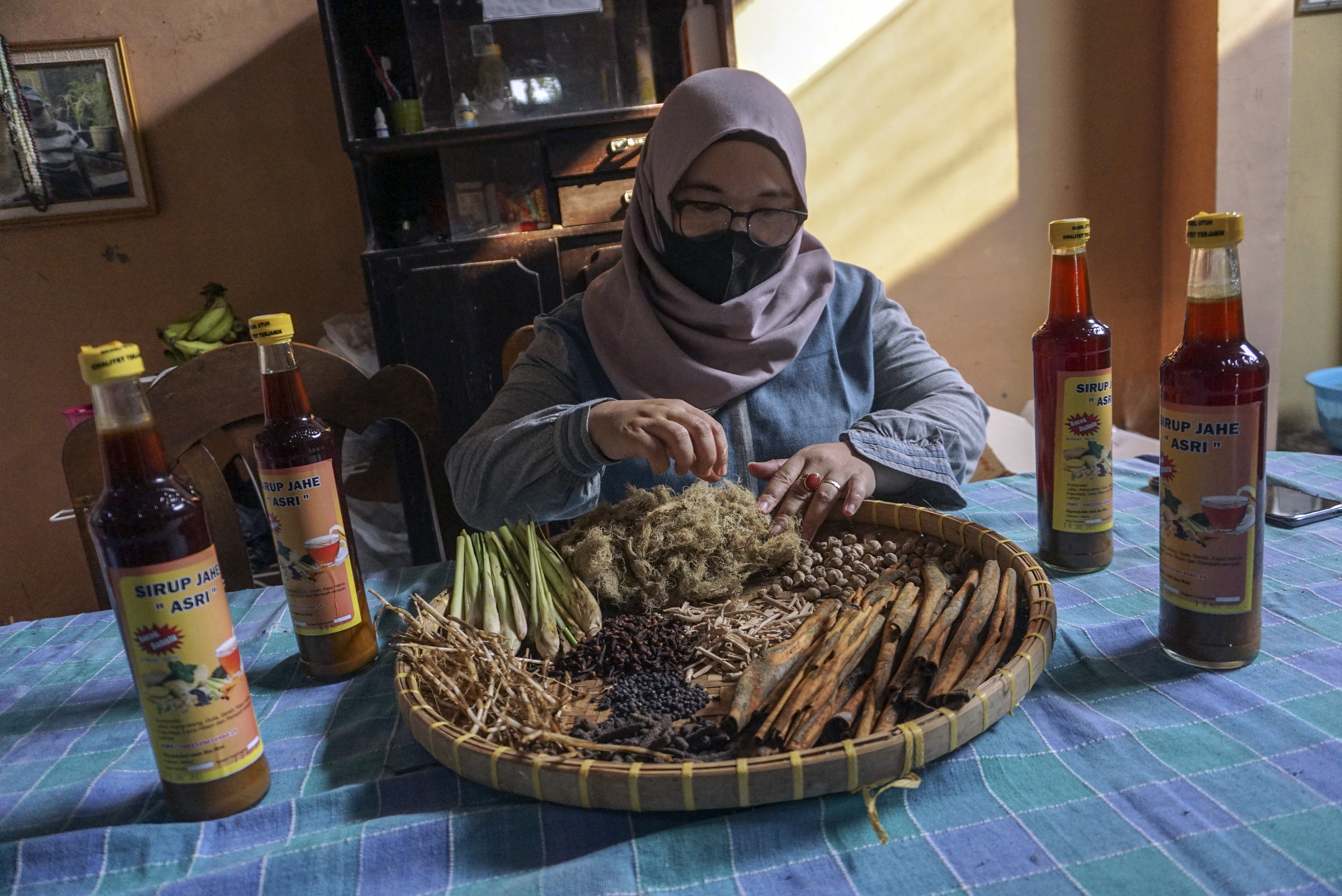 Perajin meracik rempah-rempah untuk kemudian dijadikan minuman tradisional olahan rempah-rempah sirup jahe di Kabupaten Batang, Jawa Tengah.