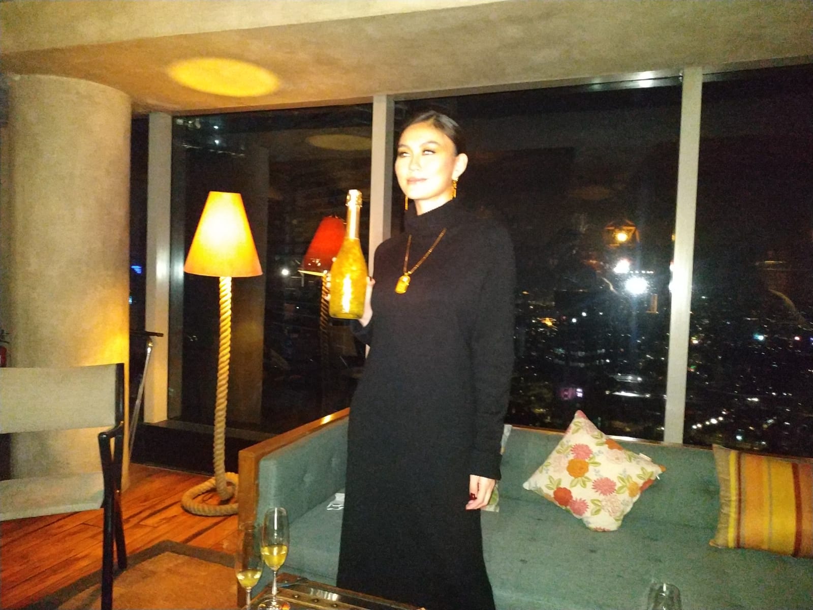 Agnez Mo Luncurkan Sparkling Wine Bertabur Emas