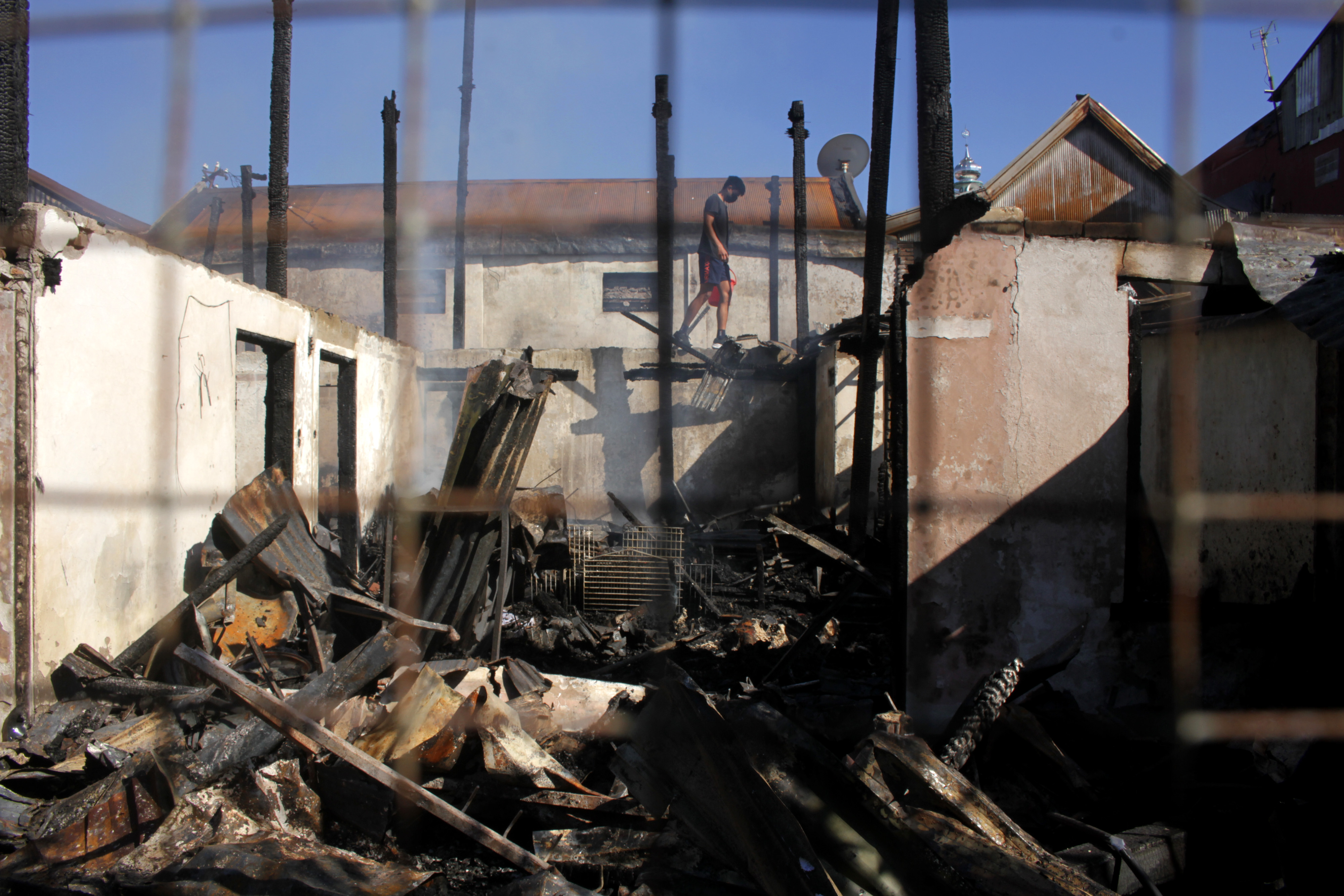 ilustrasi rumah yang terbakar