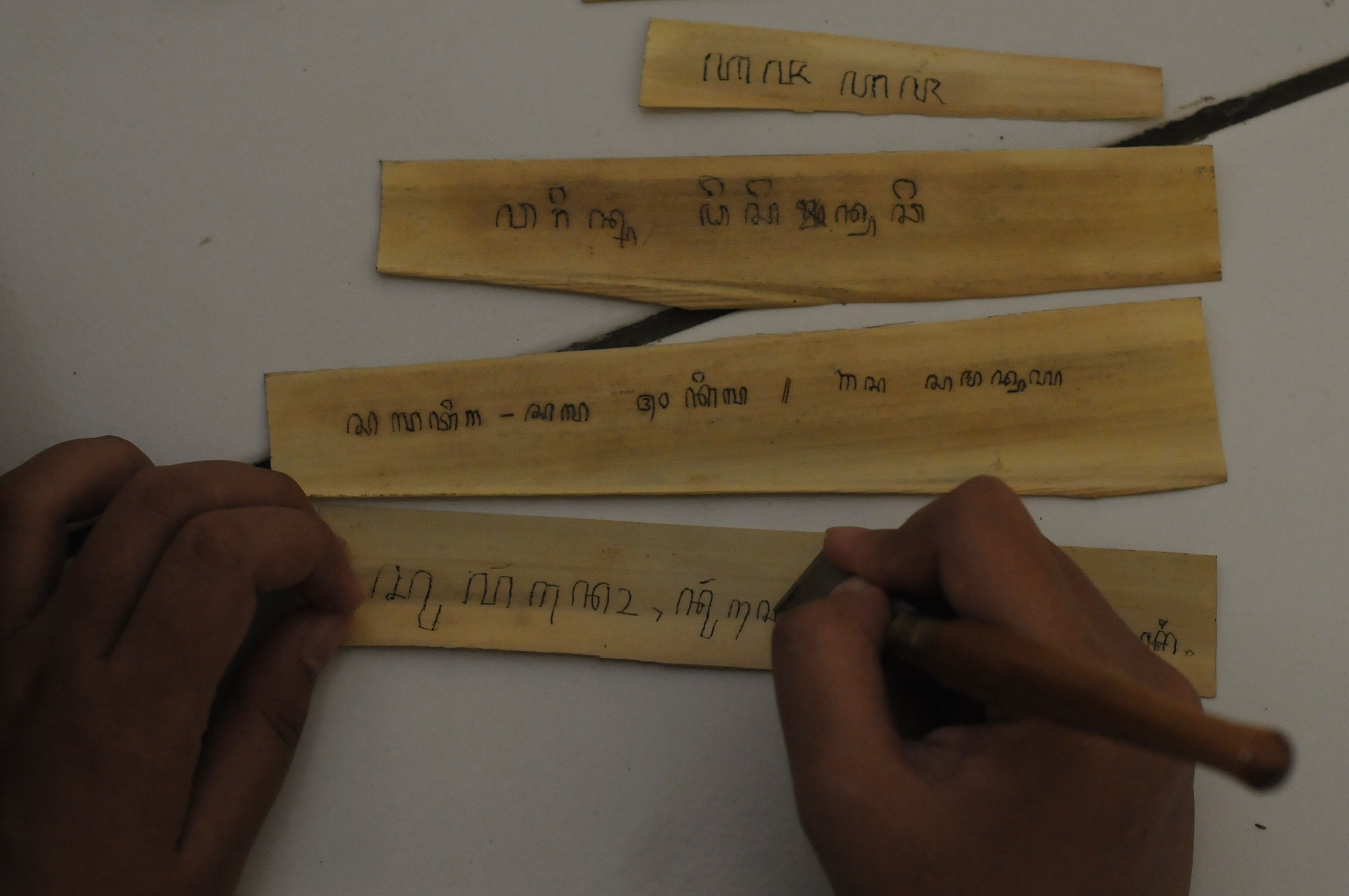 Sejumlah pelajar mengikuti kegiatan belajar menulis aksara pada daun lontar di Plumpungan, Salatiga, Jawa Tengah.