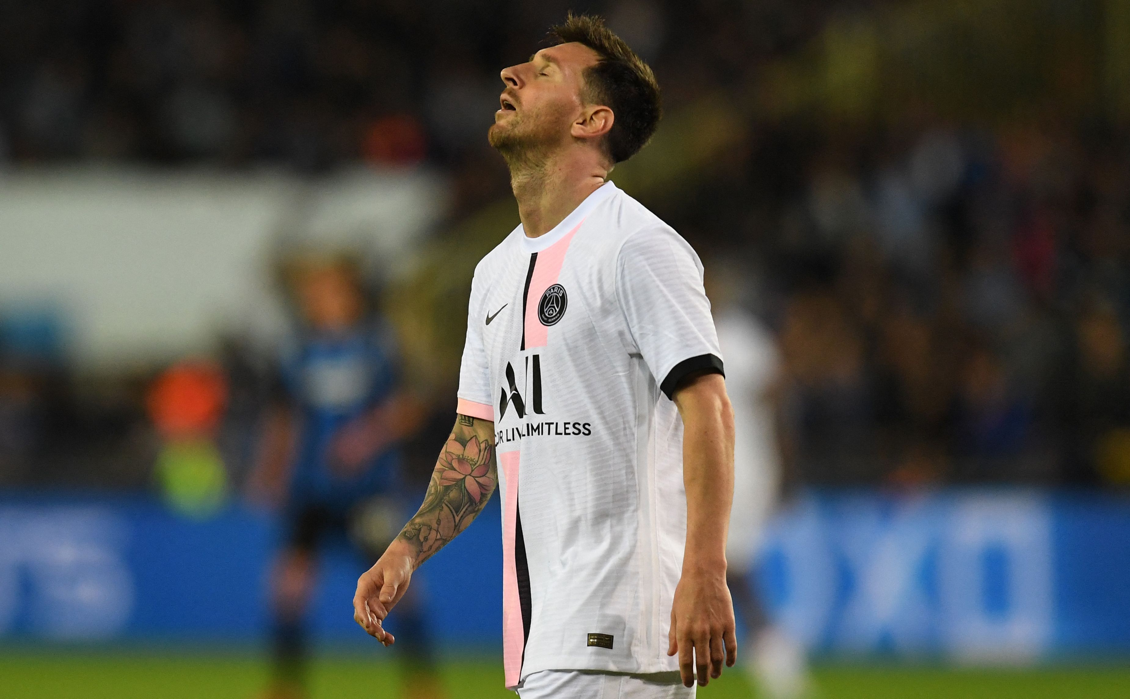 Penyerang PSG Lionel Messi bereaksi dalam laga Liga Champions melawan Club Brugge.