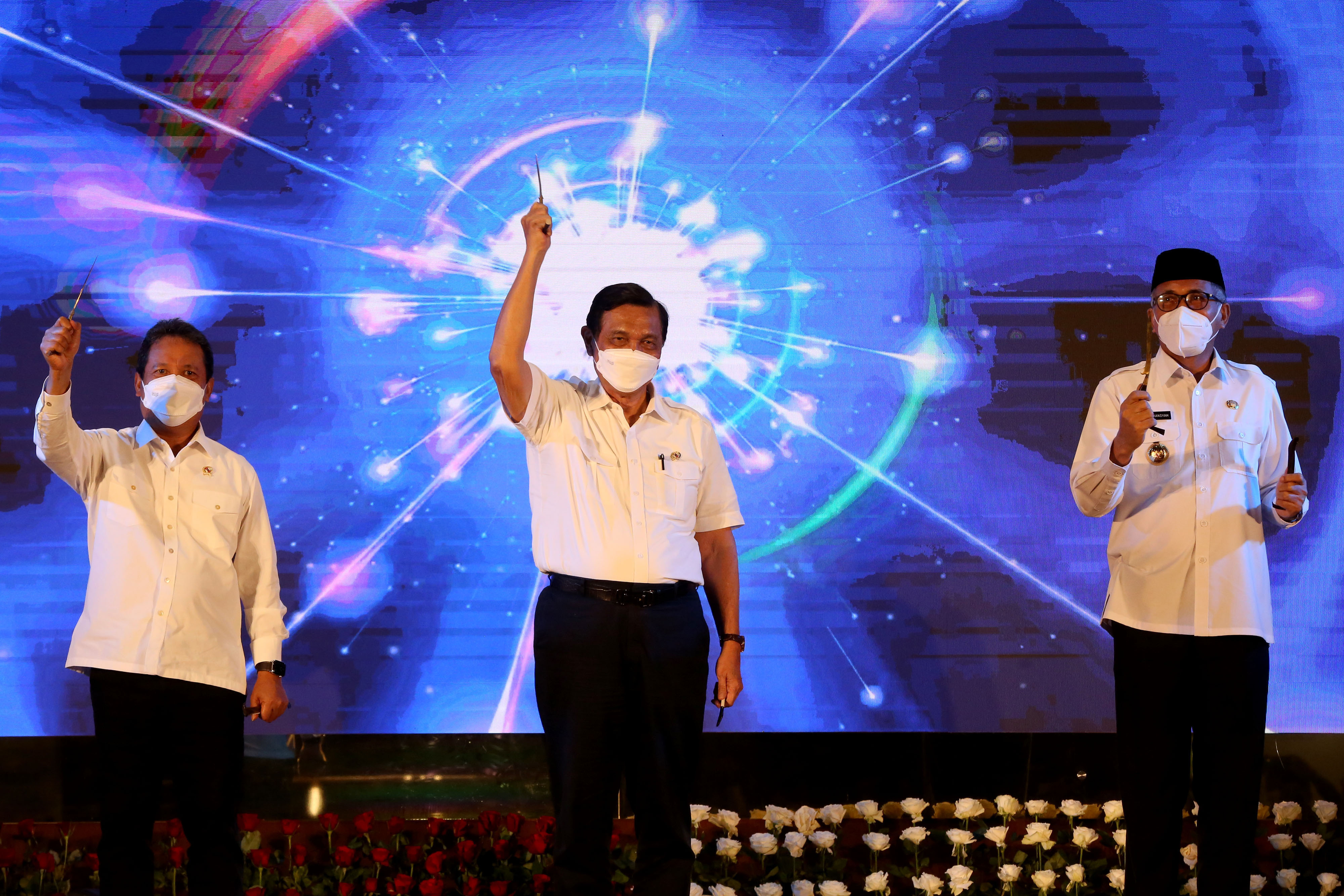 Menteri Koordinator Bidang Kemaritiman dan Investasi Luhut Binsar Pandjaitan (tengah). 