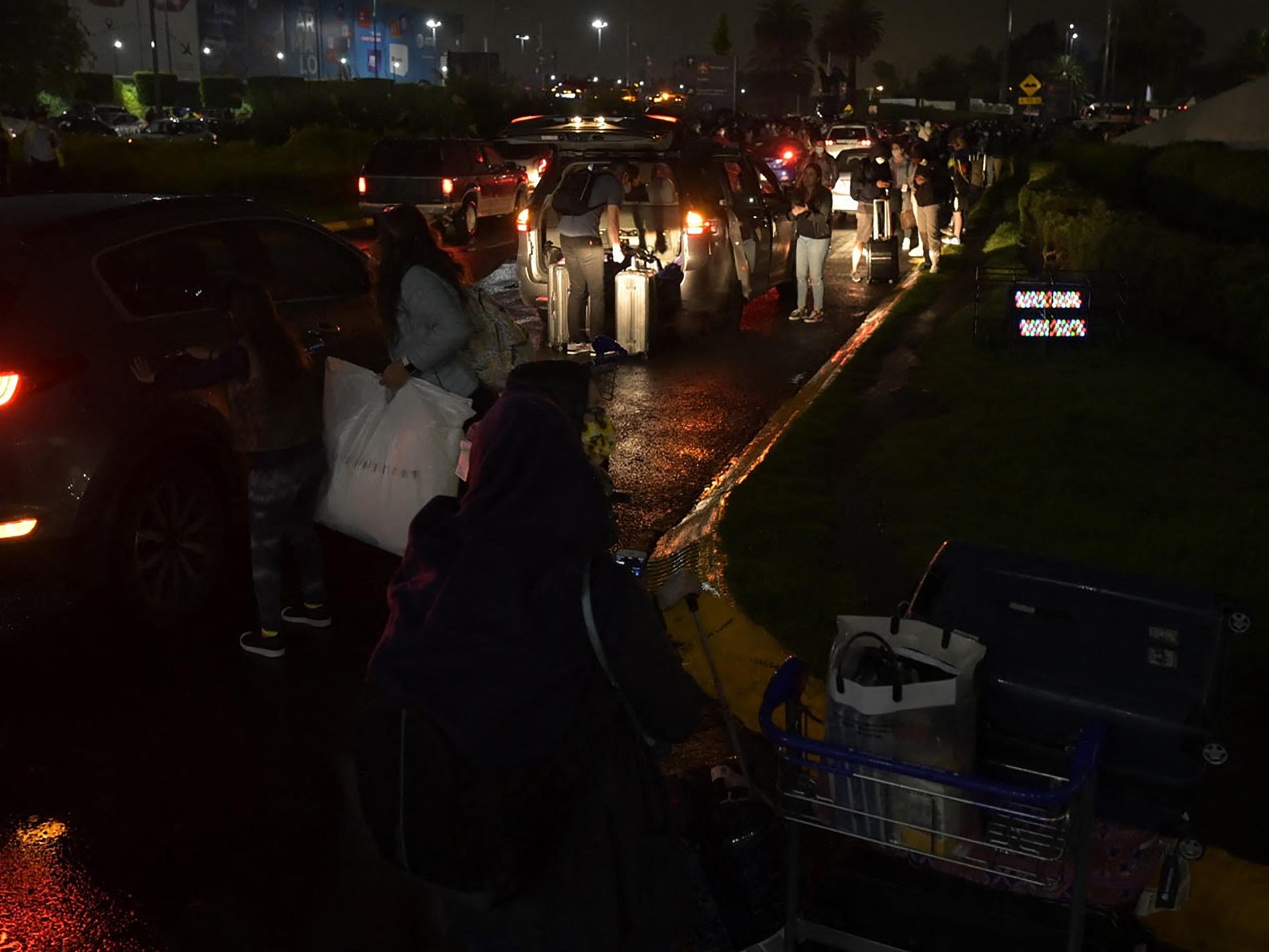Penumpang terlihat di luar Bandara Internasional Benito Juarez di Mexico City, Selasa (7/9) setelah gempa berkekuatan 7,1 melanda.