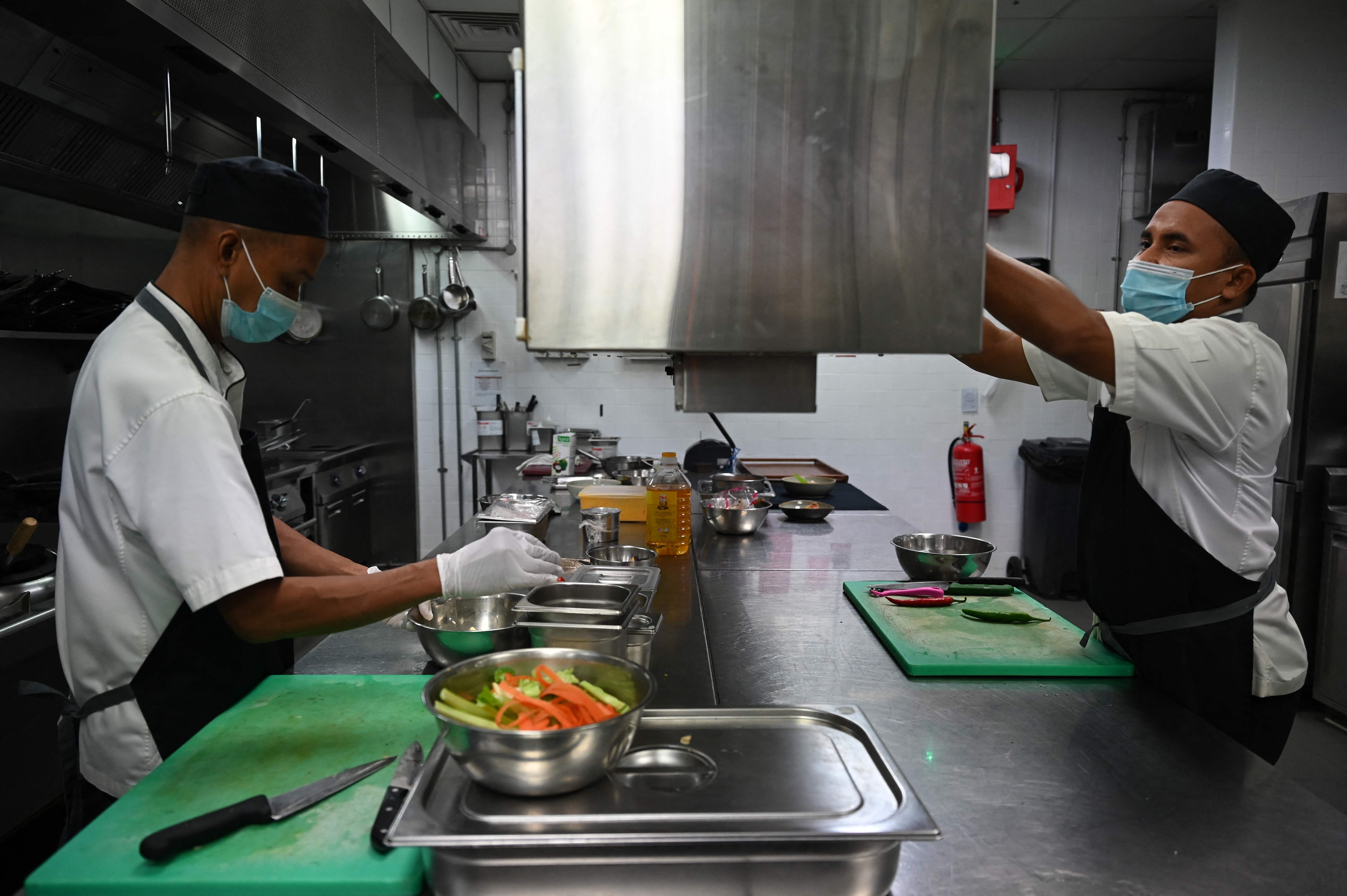 Ilustrasi. Sejumlah koki tengah menyiapkan makanan di sebuah hotel