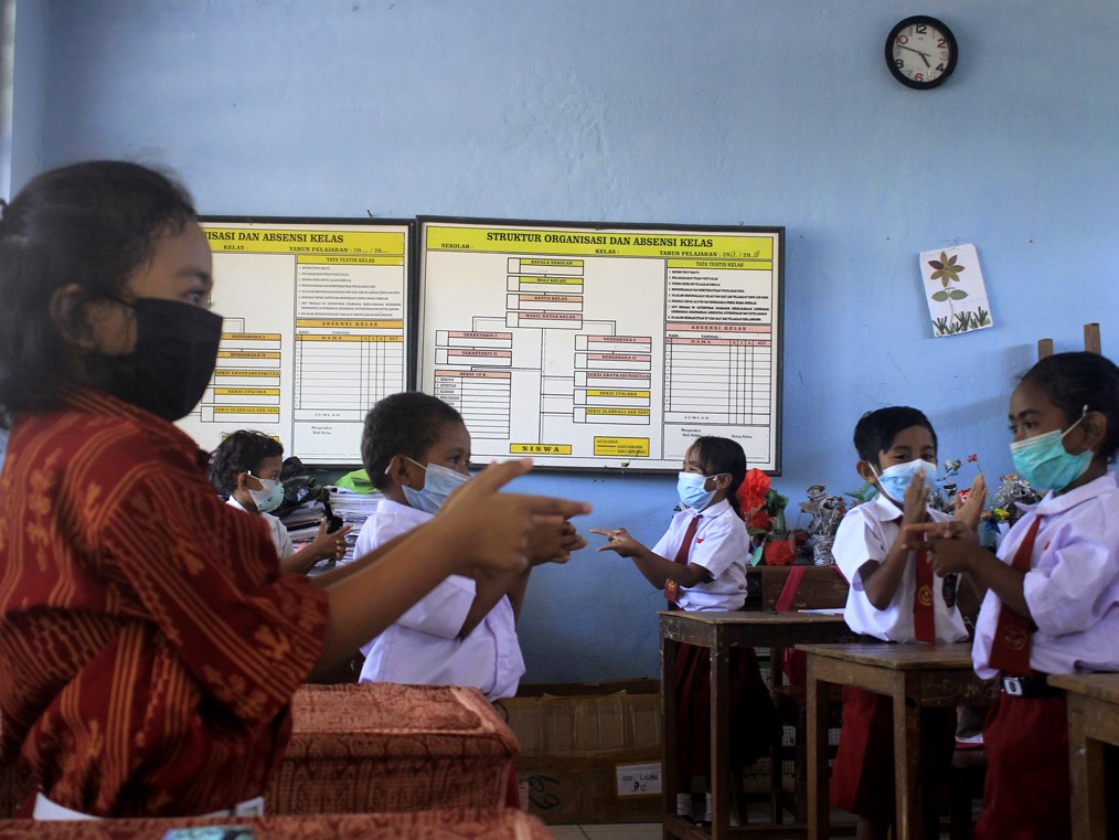 Siswa mengikuti pembelajaran tatap muka di SD Inpres Liliba, Kota Kupang, Nusa Tenggara Timur, Rabu (22/9). 