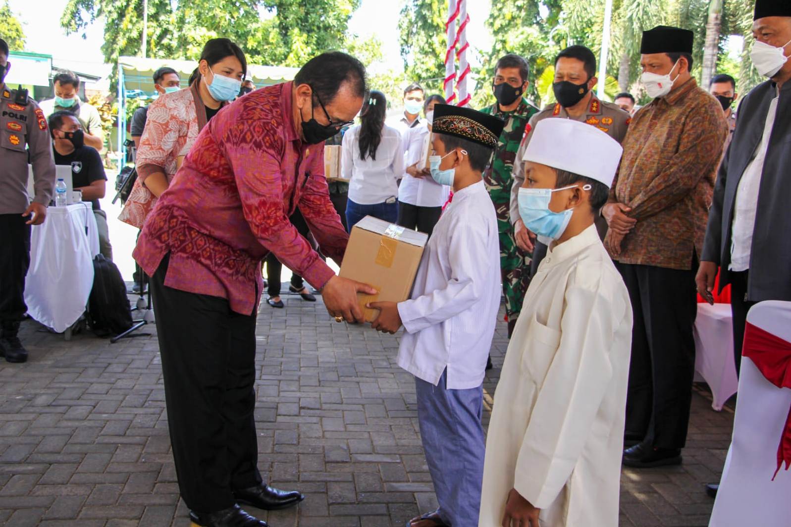 Wagub Bali Cok Ace, Kapolda Bali Irjen Pol Putu Jayan Danu Putra, Danrem 163/Wirasatya Brigjen TNI Hussein Asegaf saat tinjau vaksinasi.