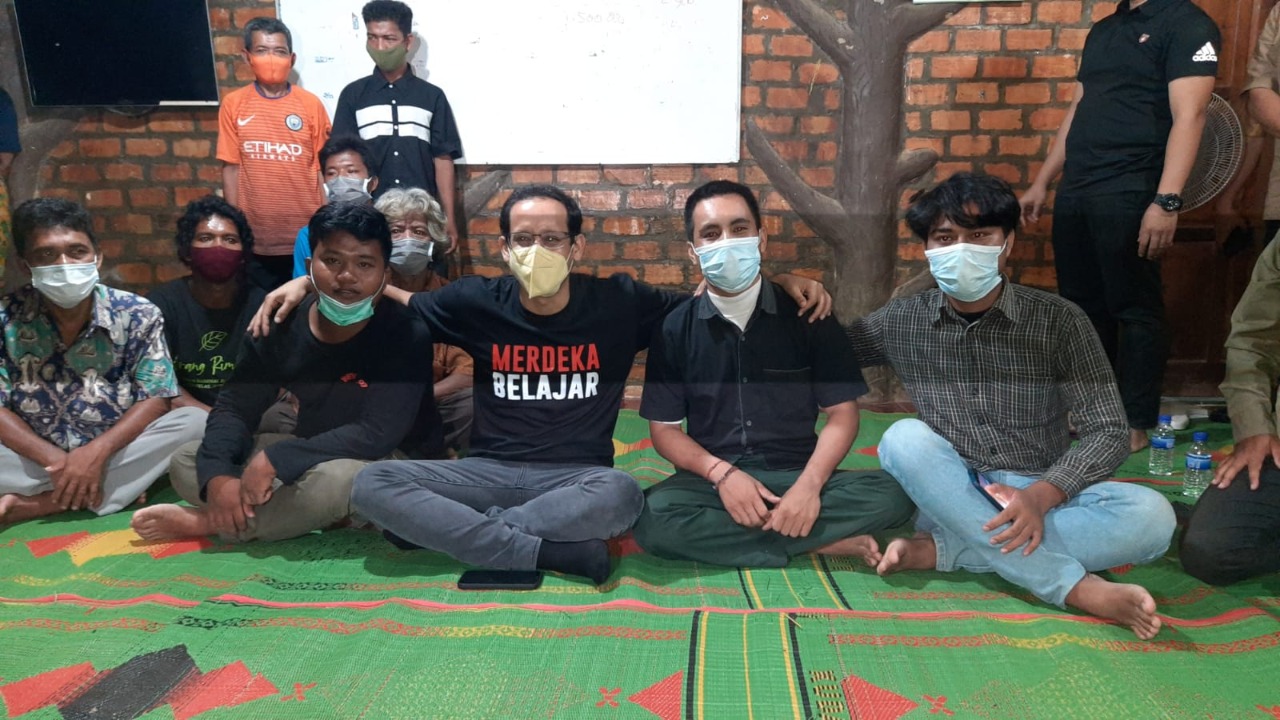 Mendikbudristek Nadiem Makarim merangkul tiga mahasiswa Suku Anak Dalam