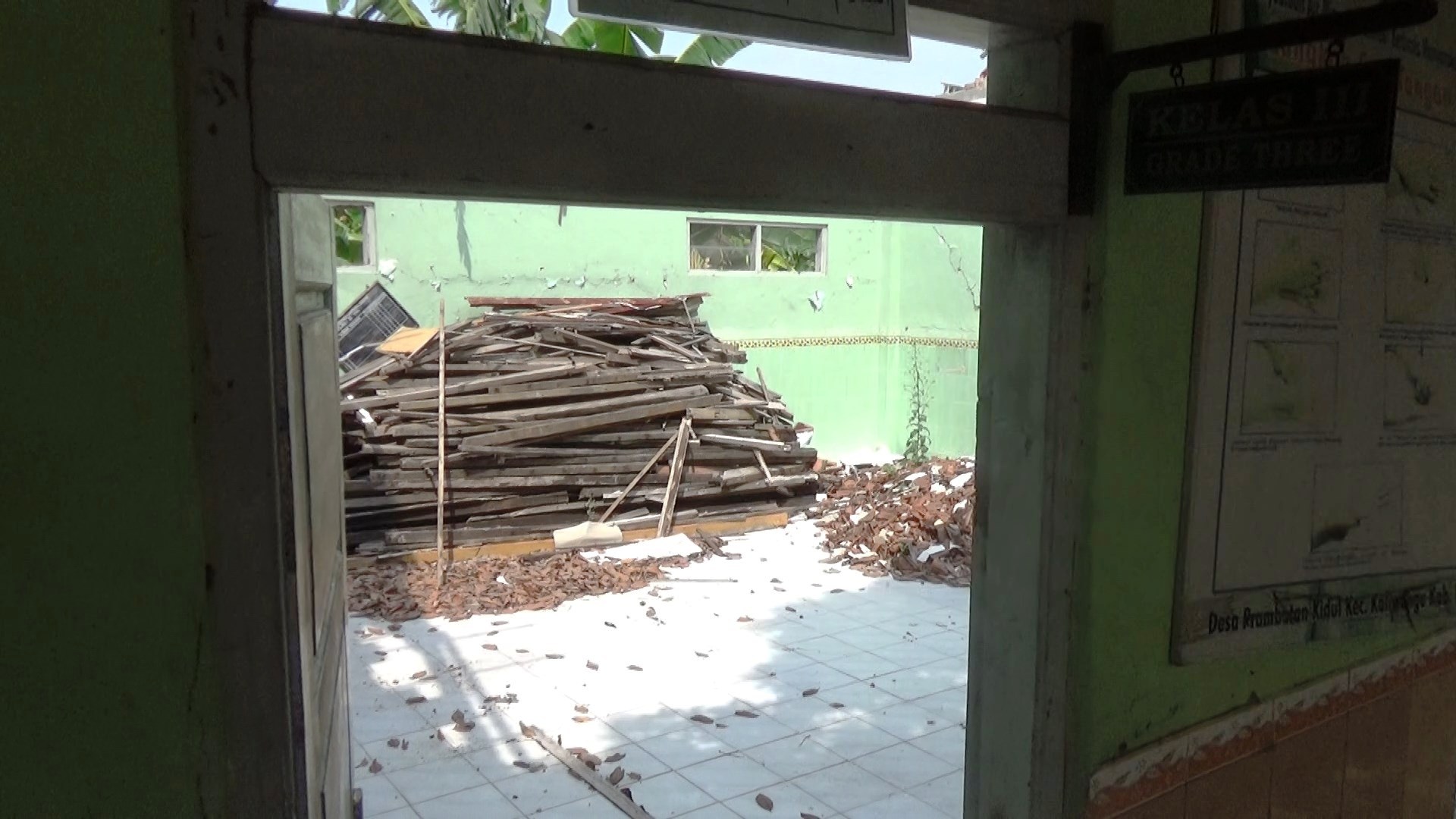 Kondisi ruang kelas SD 4 Prambatan Kidul yang atapnya ambruk.