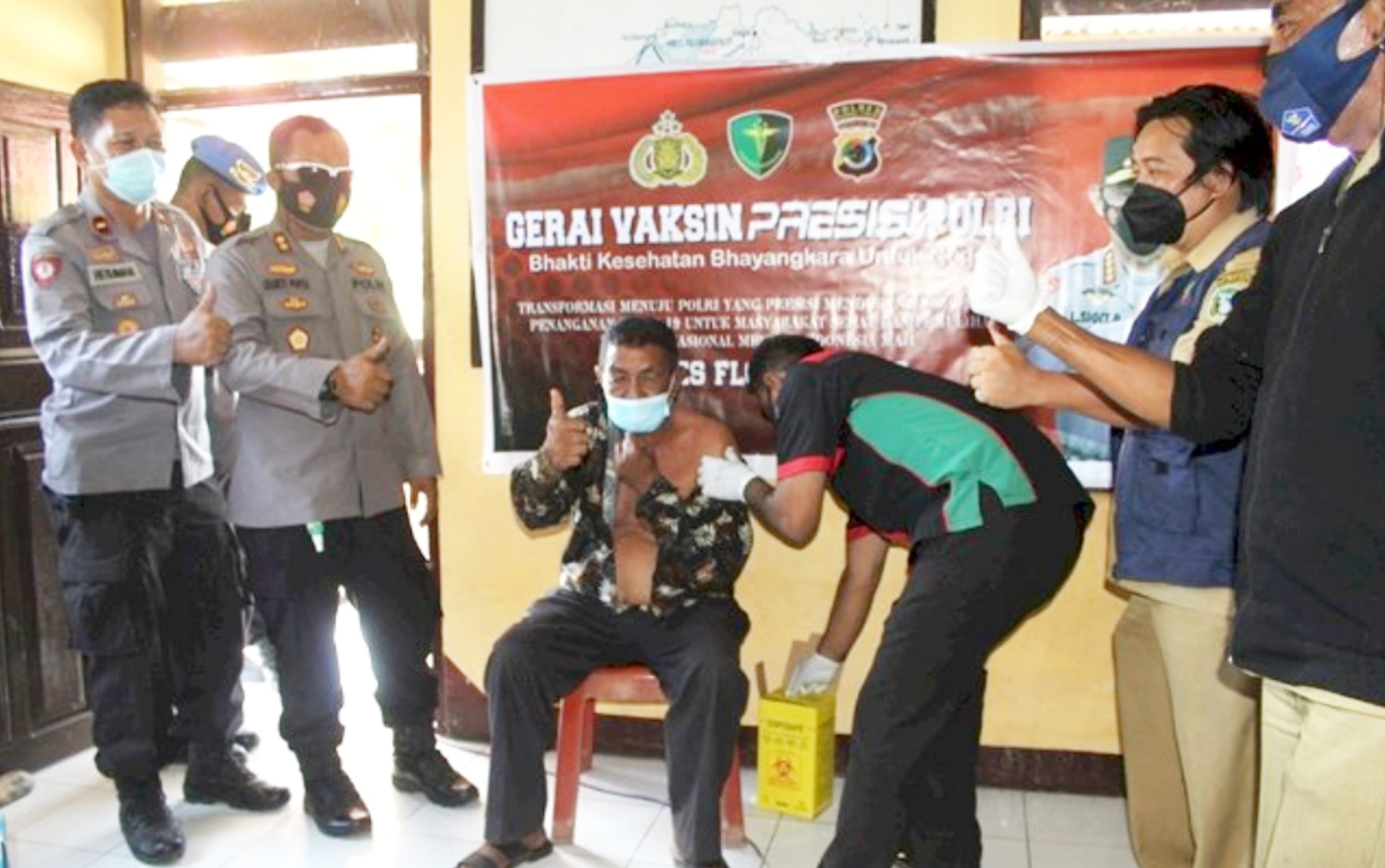 Pelaksanaan Vaksinasi di Daerah Bencana, di Polsek Adonara, Flores Timur, NTT, Selasa (31.8) 