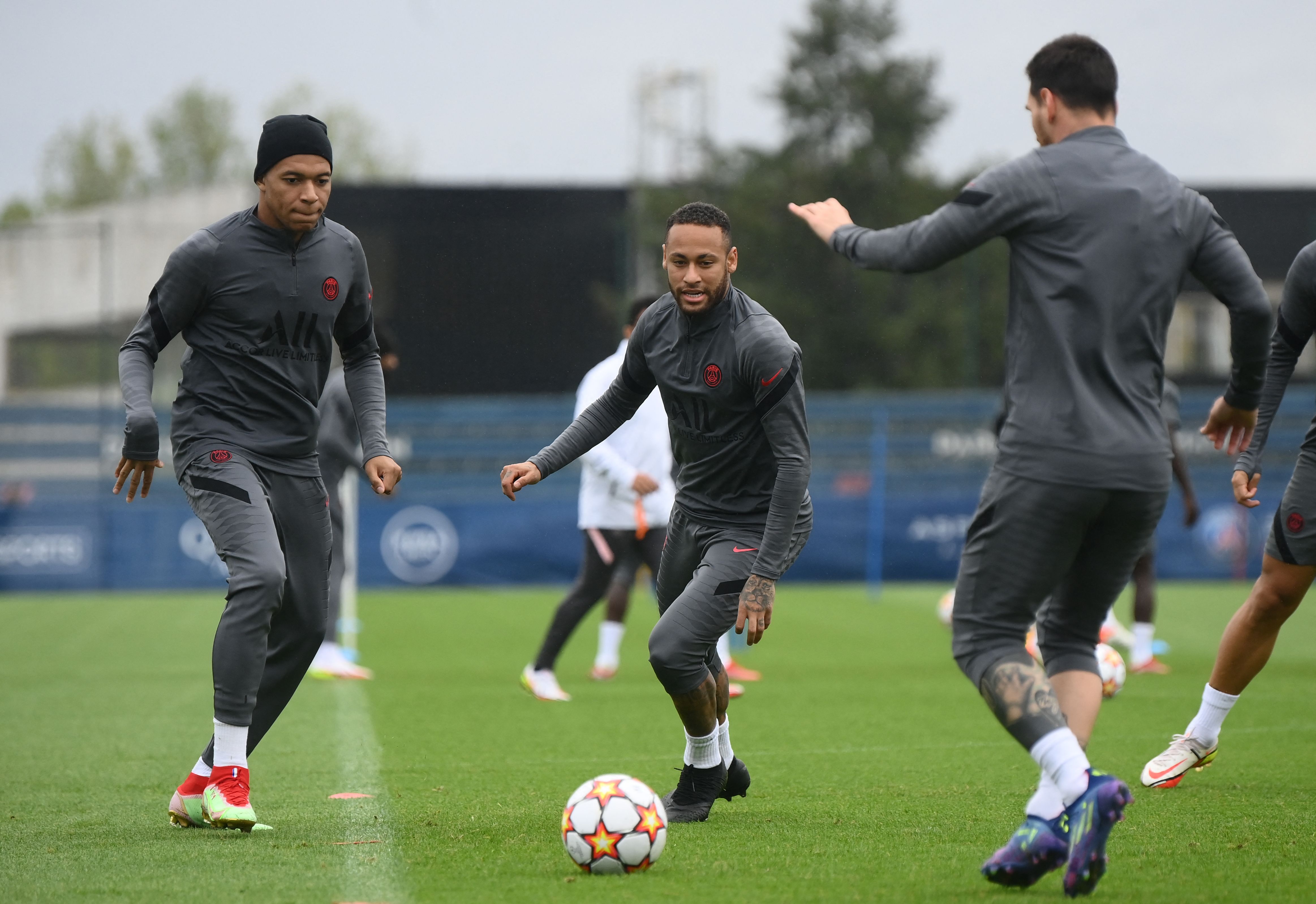 Lionel Messi (kanan), Neymar dan Kylian Mbappe (kiri) menjalani latihan sebelum pertandingan melawan Manchester City.