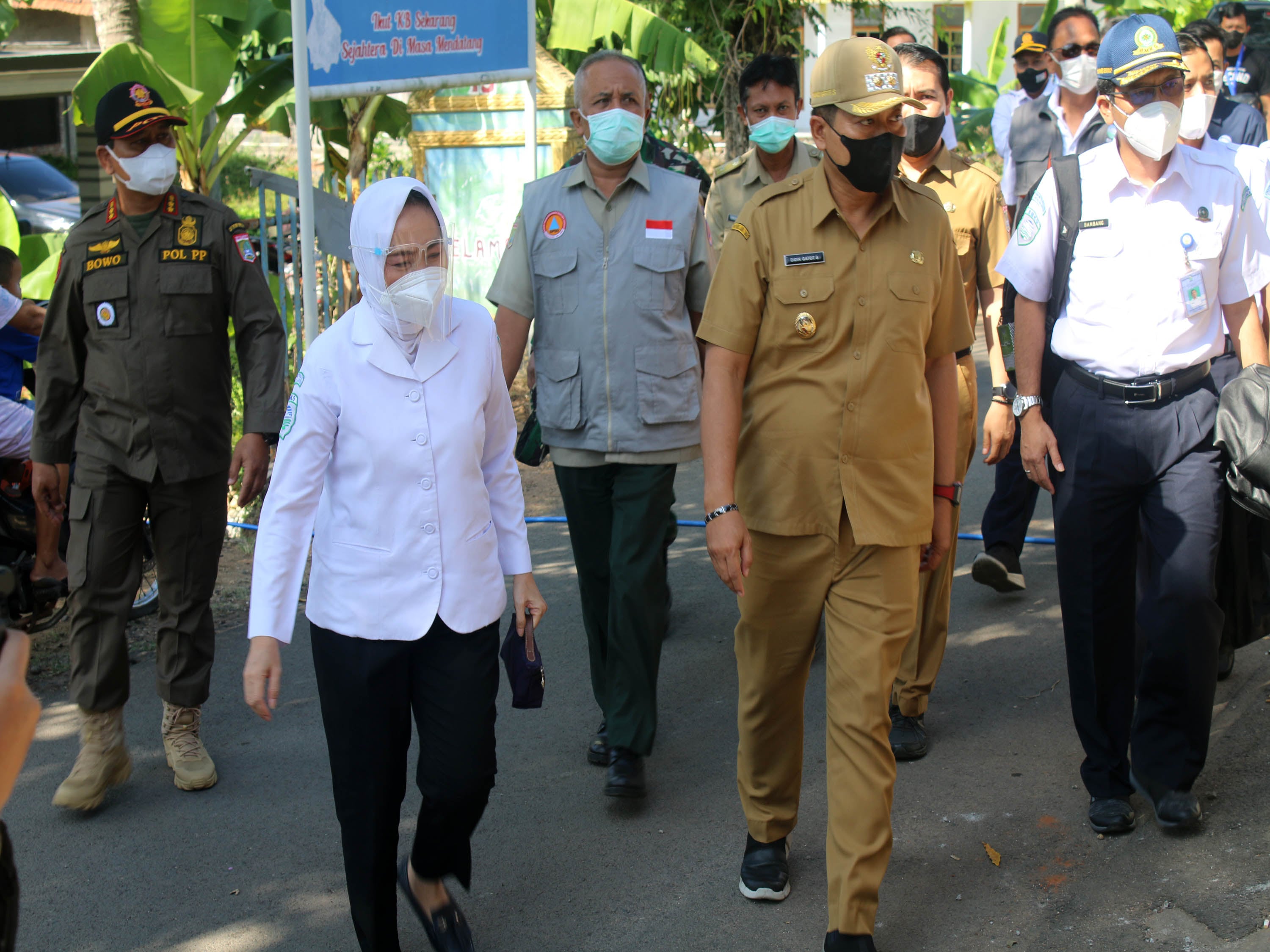 Kepala BMKG Dwikorita Karnawati memberikan tas kepada peserta sekolah lapang.