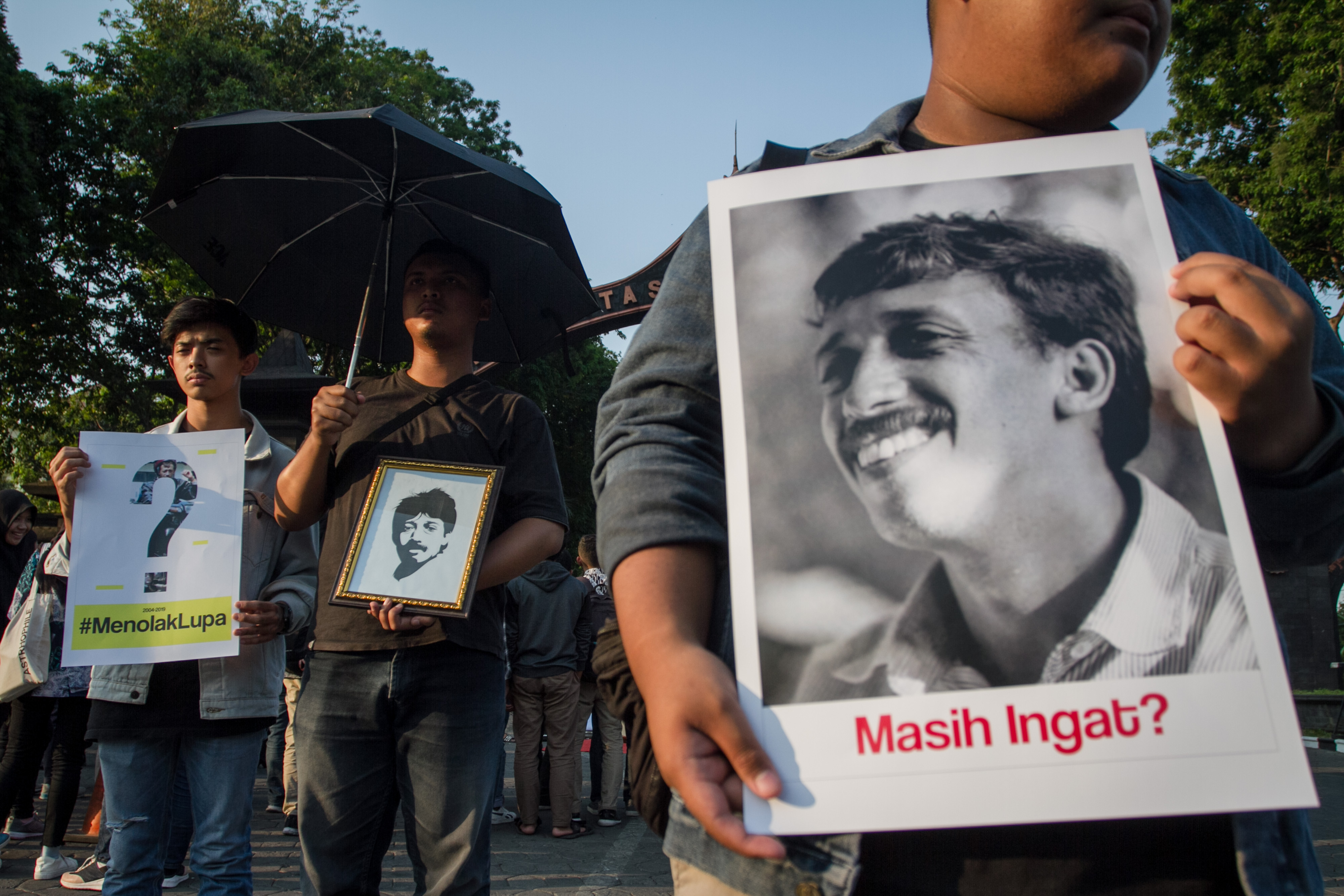 Sejumlah mahasiswa di Solo melakukan aksi protes terkait kasus pembunuhan Munir.