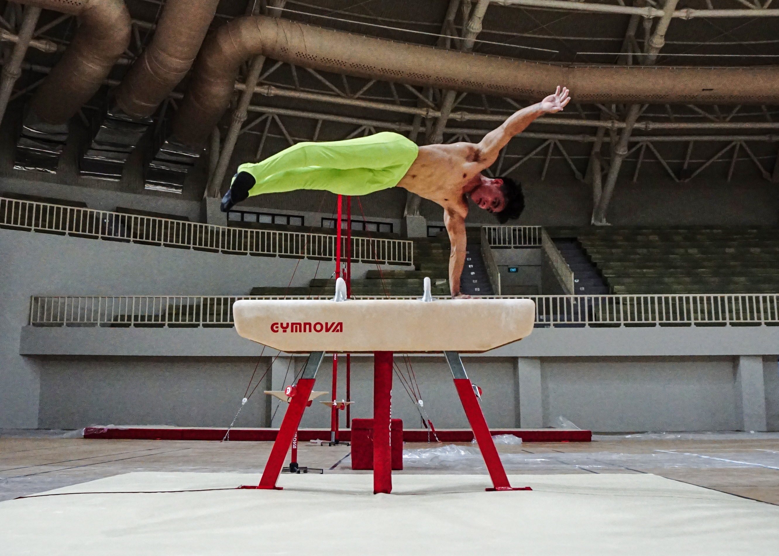 Atlet senam artistik putra Papua saat menjalani latihan di Istora Sentani.