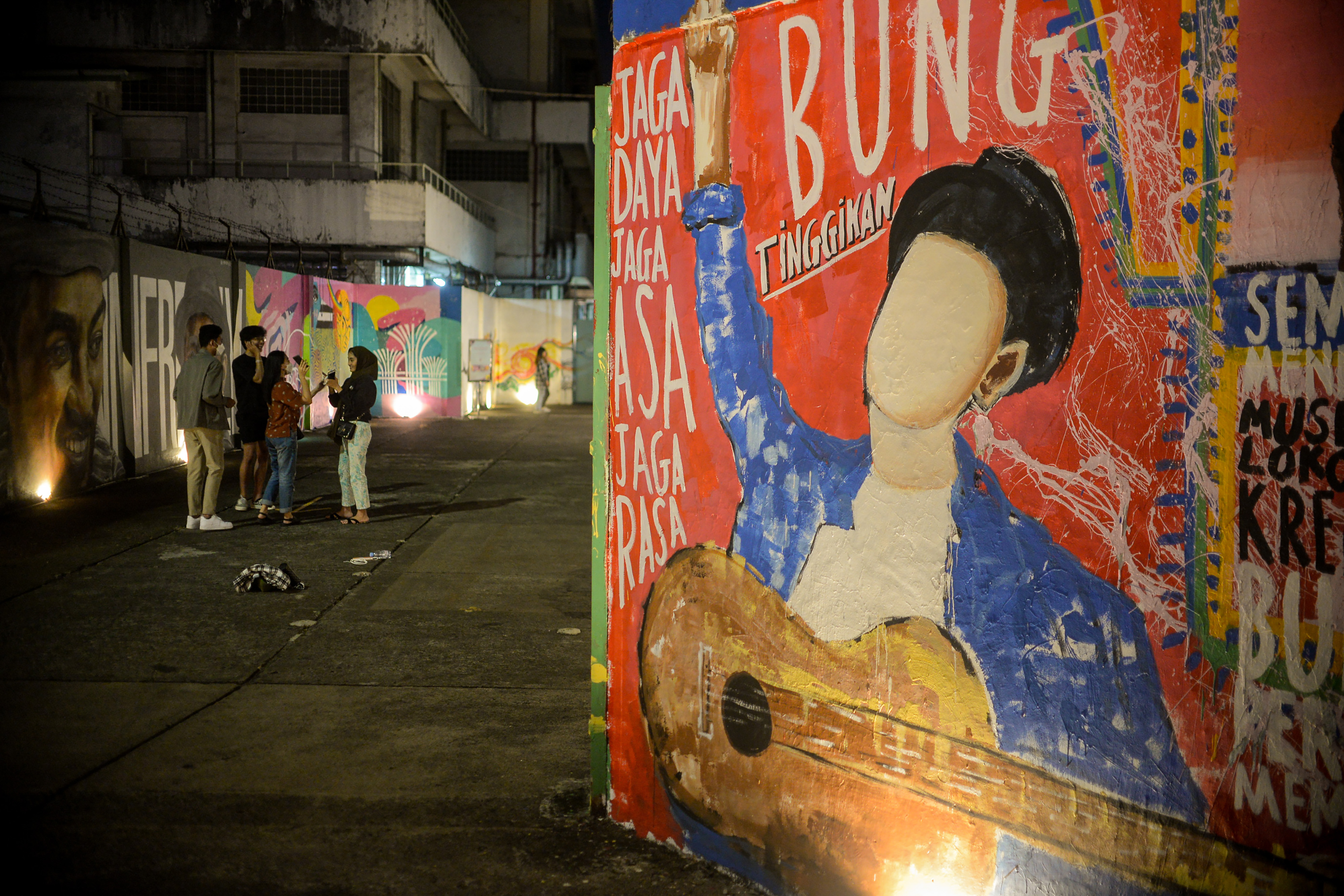 Pengunjung beraktivitas di kawasan Mbloc Space, Jakarta.
