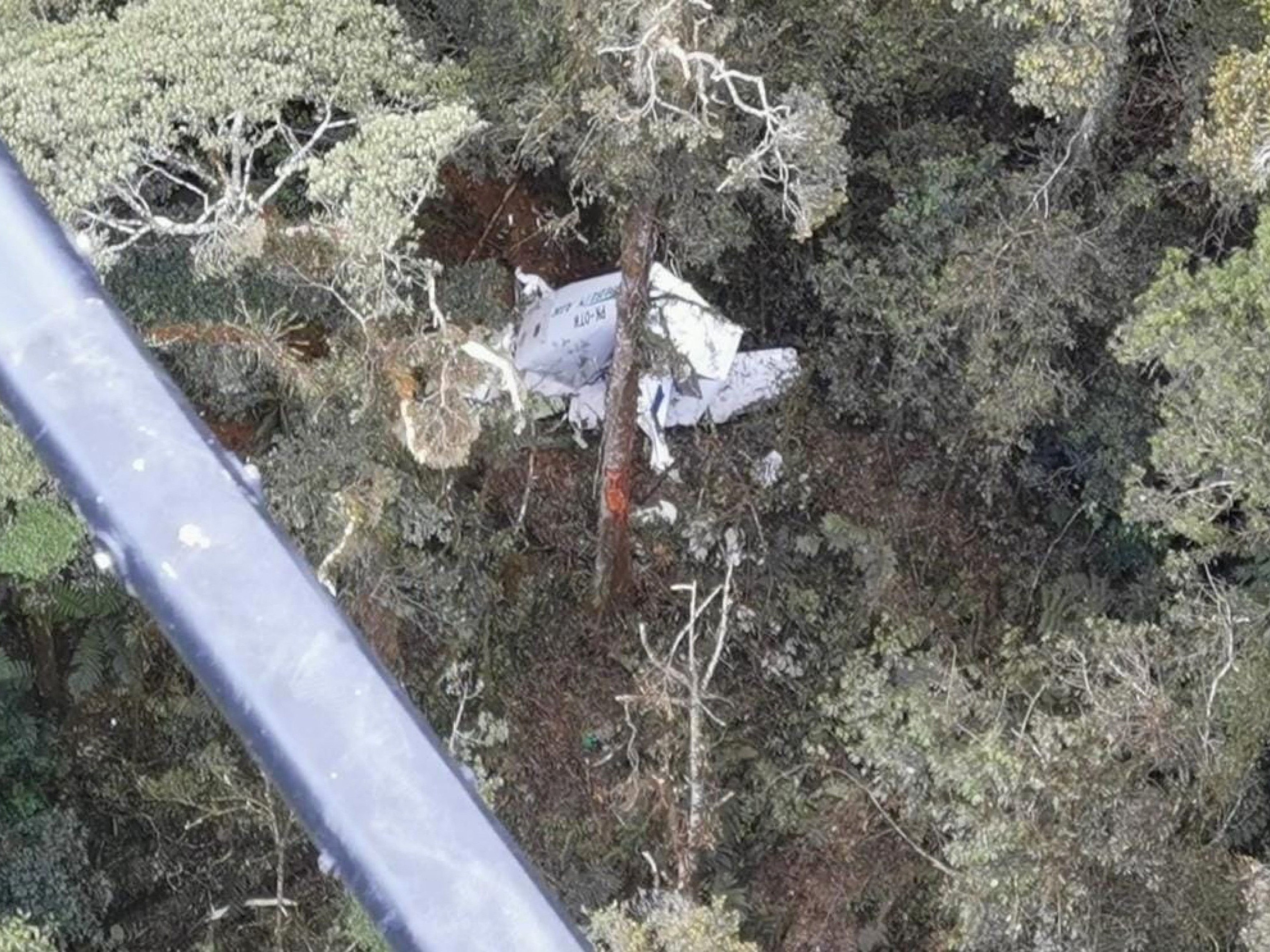 Puing-puing kapal Rimbun Air setelah jatuh di distrik Sugapa, Kabupaten Intan Jaya, Papua, Rabu (15/9).