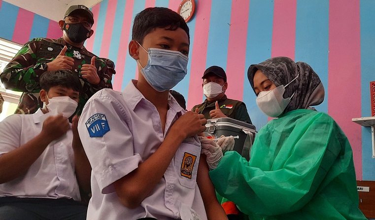 Sejumlah pelajar SMPN 4 Cianjur, Jawa Barat, menjalani vaksinasi covid-19 dosis pertama, Kamis (23/9).
