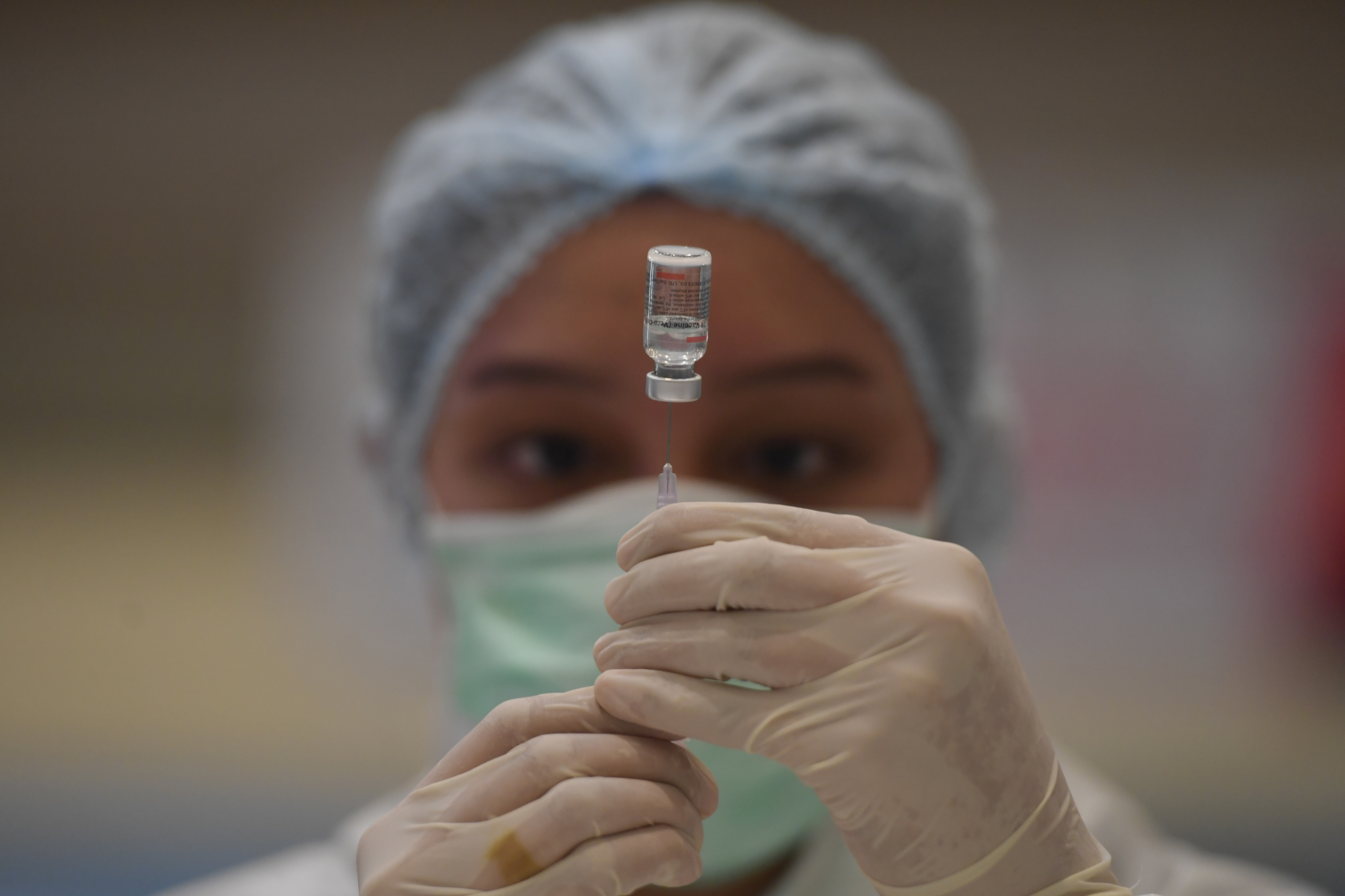 Tenaga kesehatan menyiapkan suntikan vaksin Covid-19