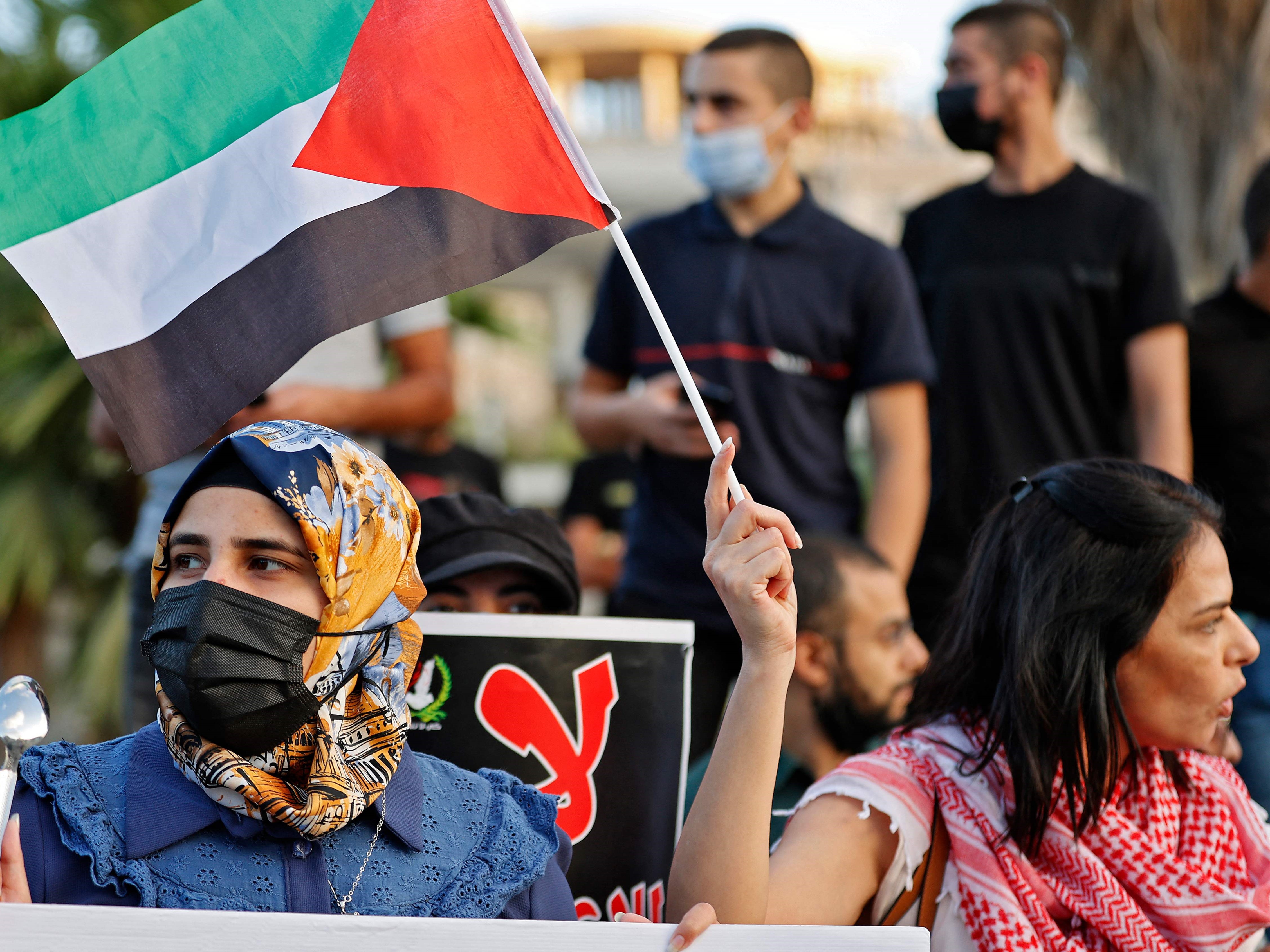 Pengunjuk rasa Arab Israel mengangkat bendera Palestina dan sendok, Jumat (10/9).