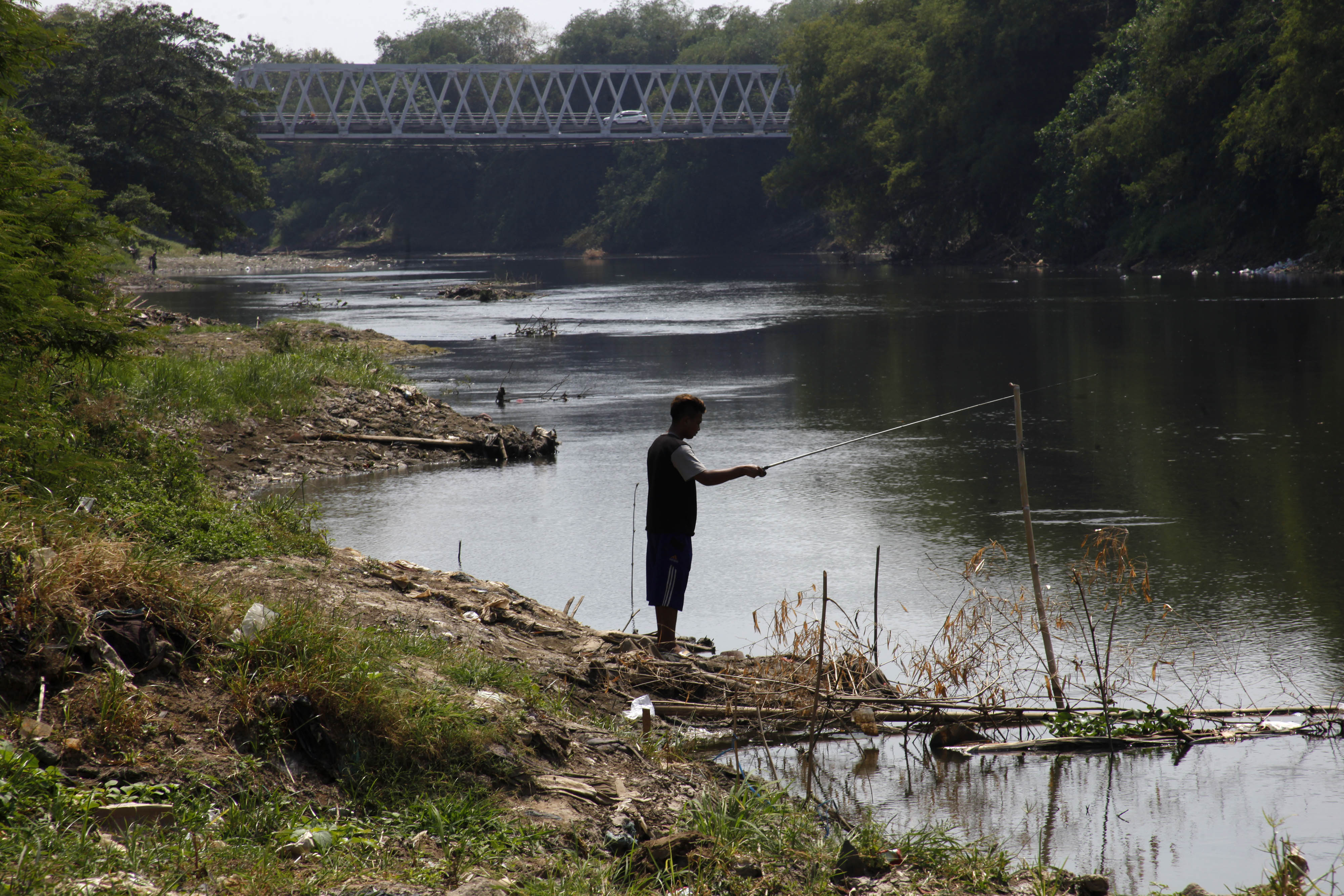  Warga memancing ikan di Sungai Bengawan Solo yang tercemar limbah alkohol di Desa Kadokan, Grogol, Sukoharjo, Jawa Tengah.