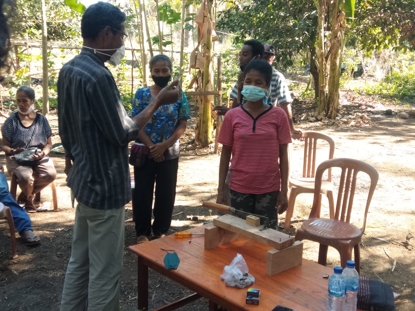 LSM Cis Timor dan Dinas Pertanian dan ketahanan Pangan Kabupaten Lembata saat mendemonstrasi teknologi tepat guna kepada kelompok rentan