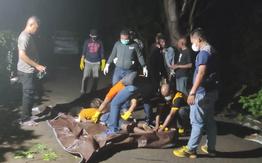 Petugas kepolisian tengah mengevakuasi penemuan mayat remaja yang tergeletak di jalan raya Kecamatan Bola, Kabupaten Sikka, NTT, Minggu mala