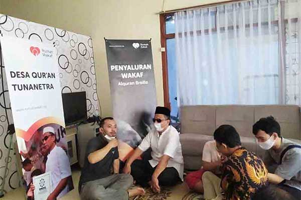 Kegiatan mengajar Mamat Rahmat. 