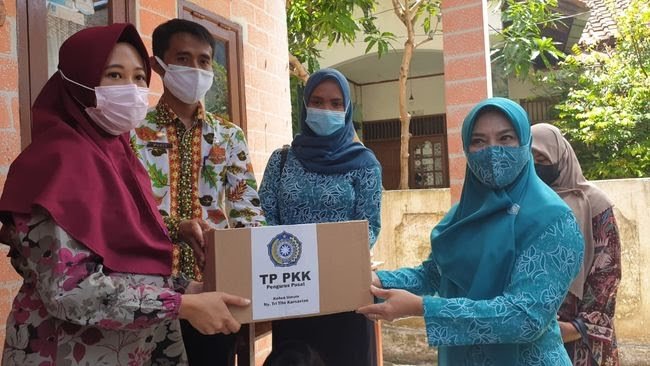 Salah satu aksi dari TP PKK saat membagi-bagikan sembako.