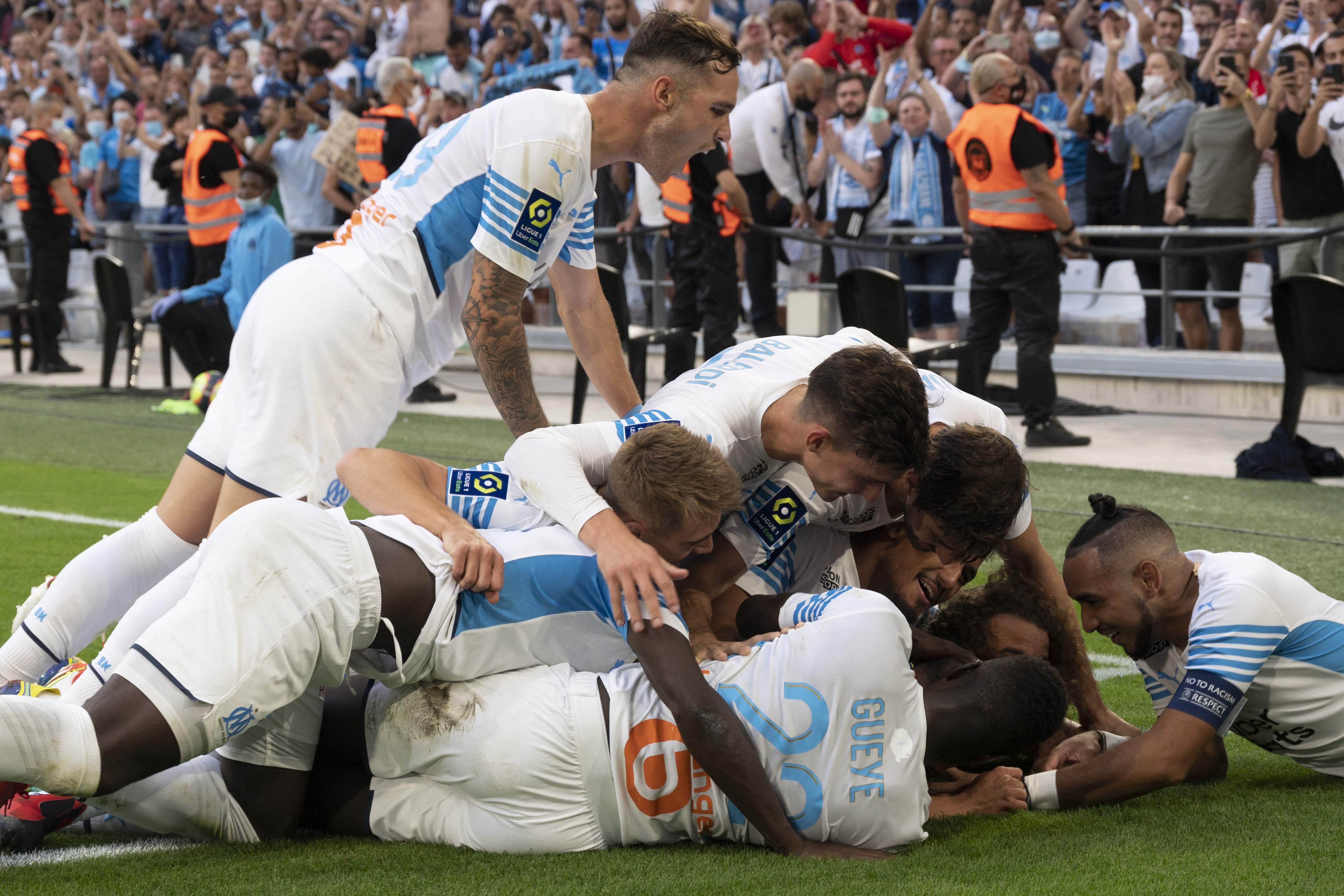 Para pemain Marseille melakukan selebrasi usai mencetak gol ke gawang Rennes di laga Ligue 1.