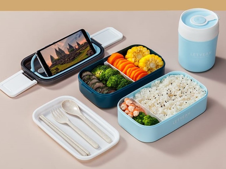 Jika membawa makanan sendiri dari rumah, kita bisa menggunakan kotak makan yang dapat dicuci dan digunakan kembali setiap hari.