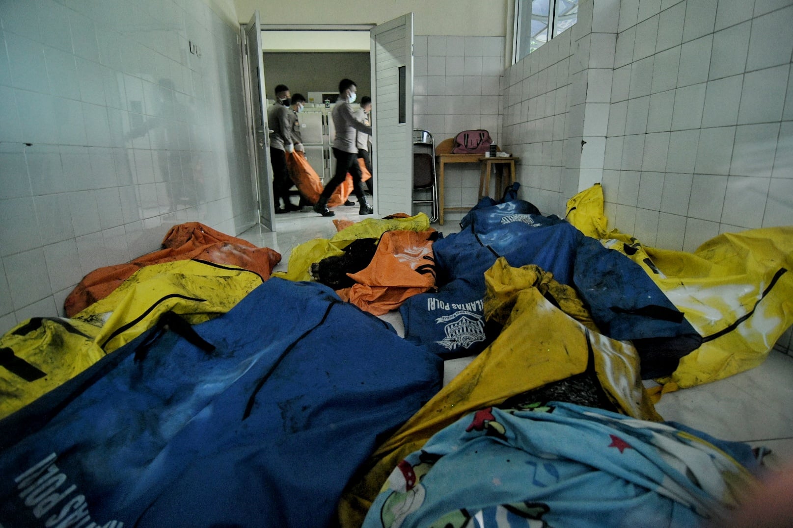 Jenazah korban kebakaran lapas klas 1 tangerang. Amnesty International Indonesia mendesak Menkumham Yasonna Laoly Mundur.