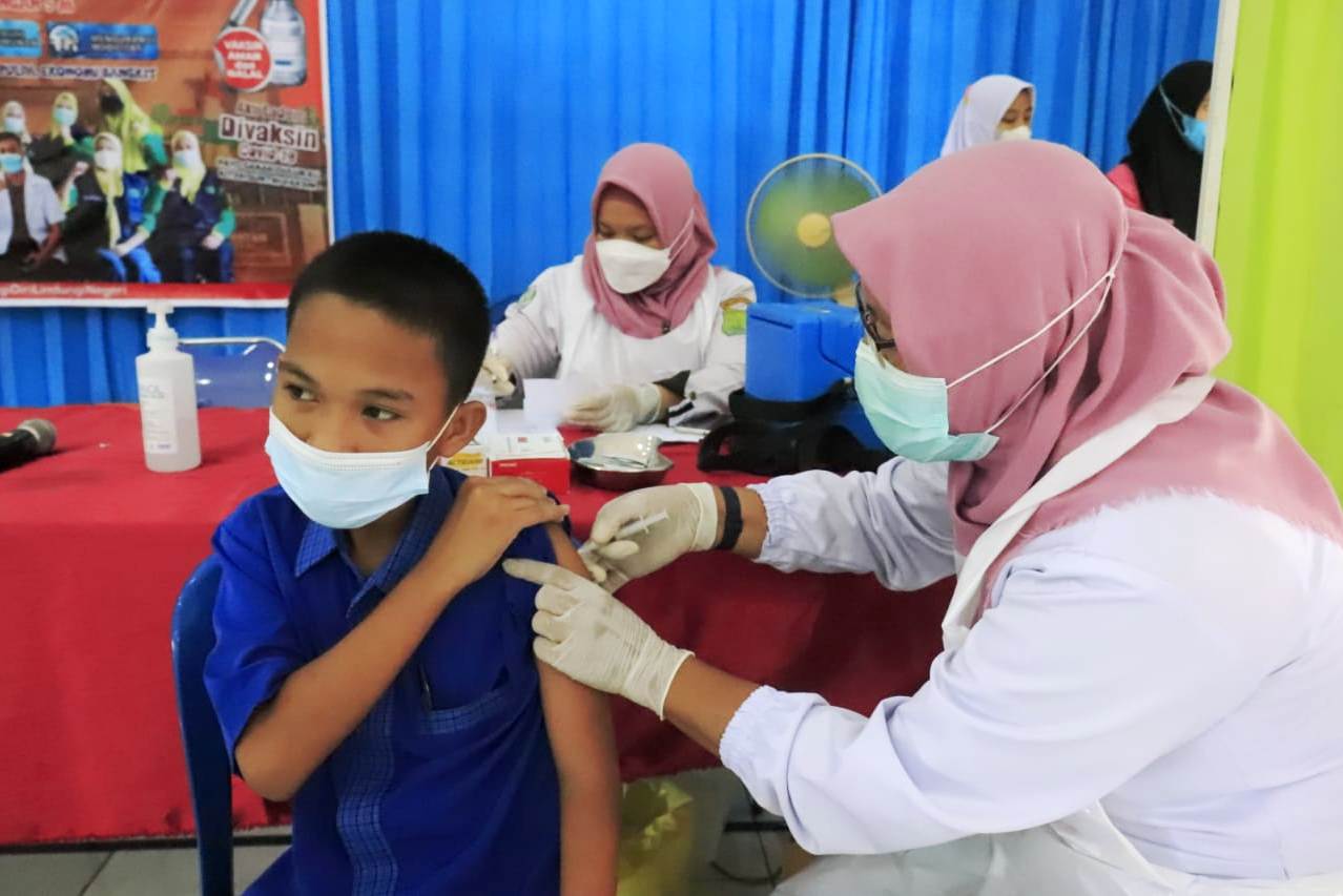 Salah satu pelajar di Musi Banyuasin, Sumsel sedang disuntik vaksinasi.