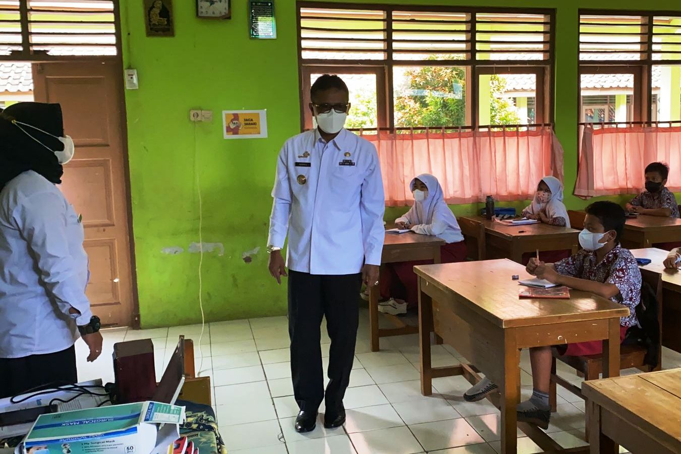 Bupati Ciamis, Herdiat Sunarya melakukan monitoring ke setiap sekolahsalah satunya SDN 1 Maleber