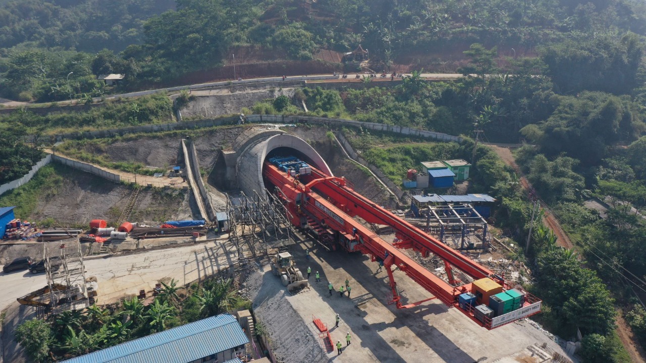 Pembangunan tunnel terowongan Kereta Cepat Jakarta Bandung di Kabupaten Bandung Barat.