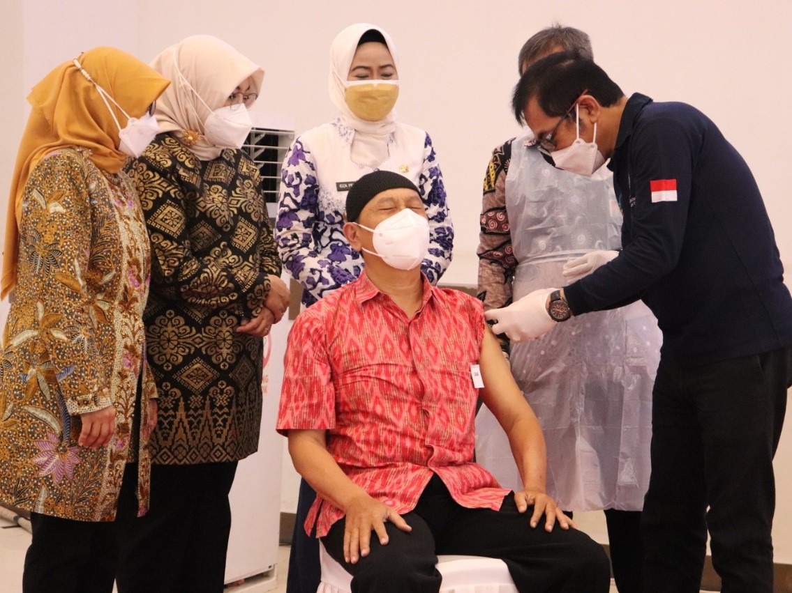 Seorang lansia sedang disuntik vaksin covid-19 di Brebes. 