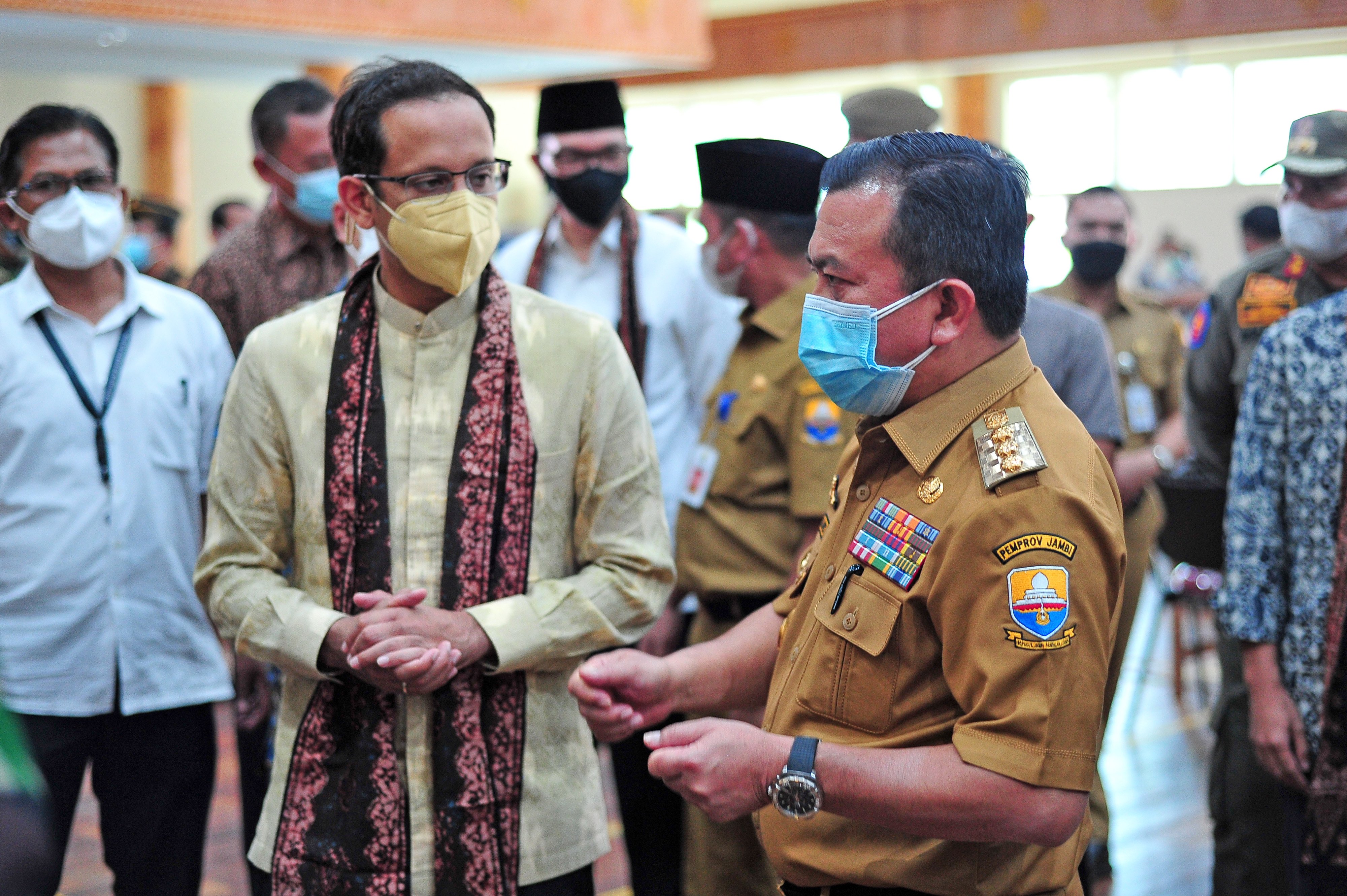 TINJAU VAKSINASI: Mendikbud-Ristek Nadiem Makarim (kiri) meninjau vaksinasi covid-19 di Makorem 042 Garuda Putih, Jambi, Selasa (21/9)