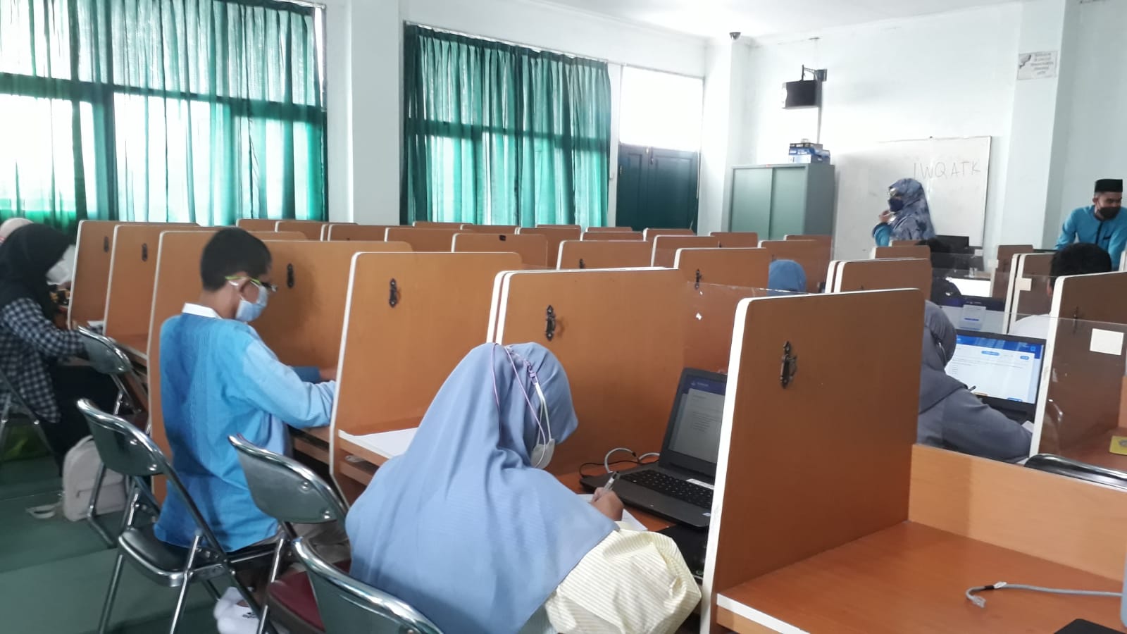 Simulasi ANBK digelar di Sekolah Menegah Pertama Islam Terpadu (SMPIT) Ummul Quro di Kota Bogor, Jawa Barat, Selasa (31/8).