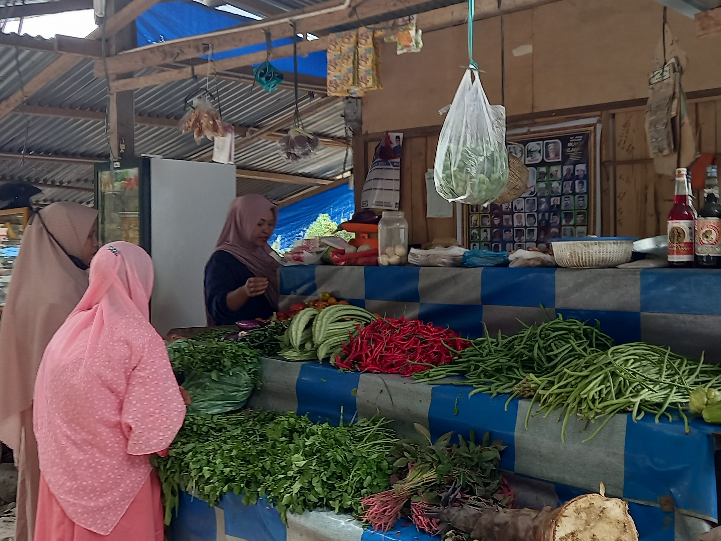 Aktivitas prdagang cabai dan sayuran di pasar tradisional dataran tinggi Kecamatan Tangse, Kabupaten Pidie, Provinsi Aceh.