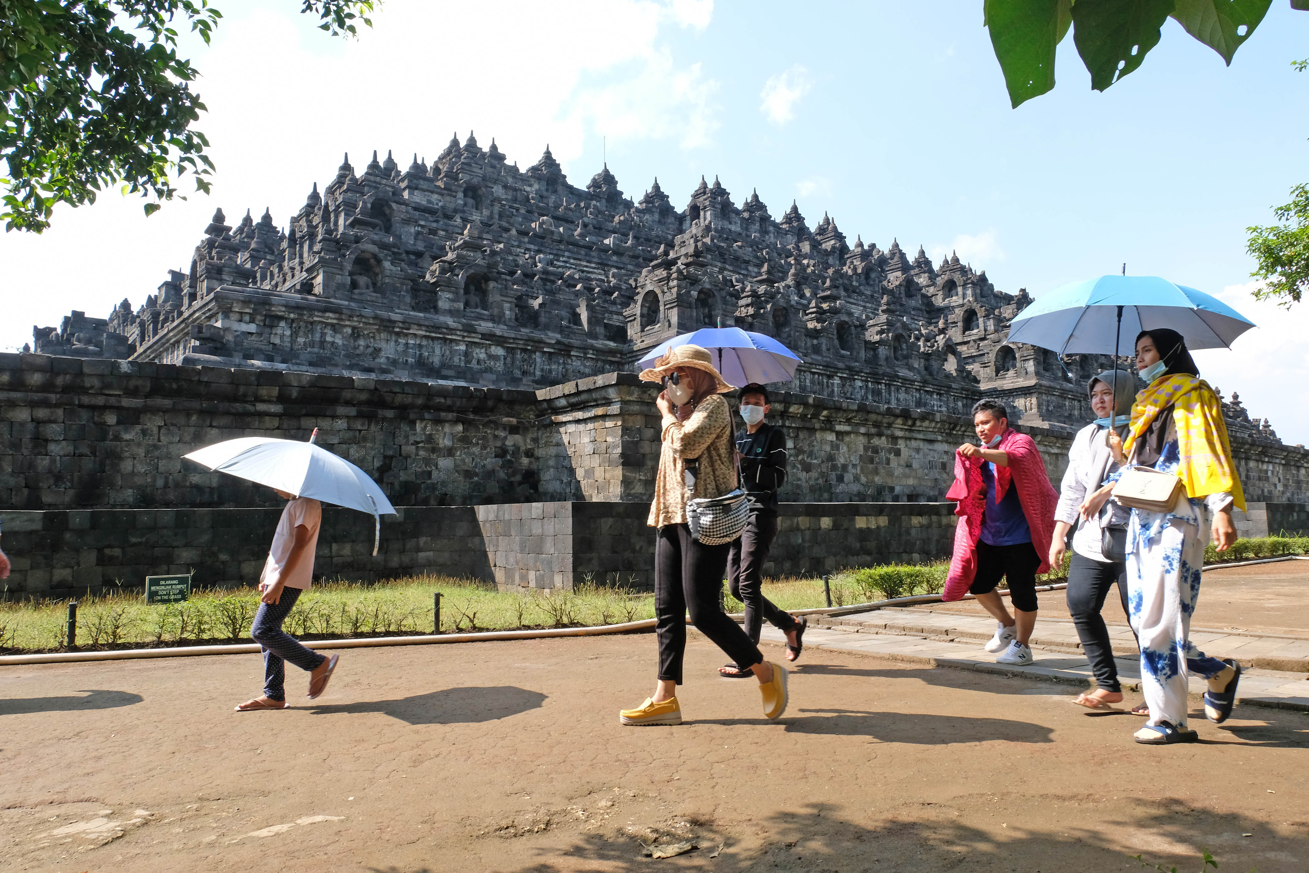 Sejumlah warga berwisata di kawasan Borobudur, Magelang, Jawa Tengah.
