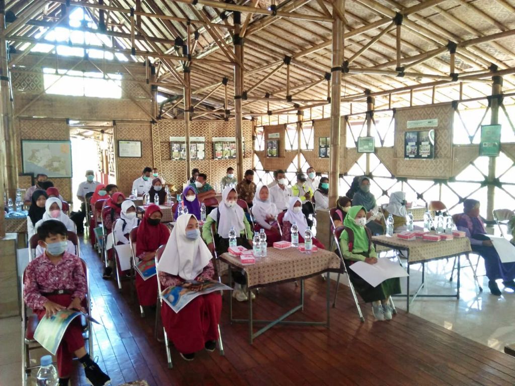 Sebanyak 6.000 buah atau 1.500 set buku edukasi protokol kesehatan Covid-19 pada anak kepada 12 sekolah di Paliyan, Yogyakarta.