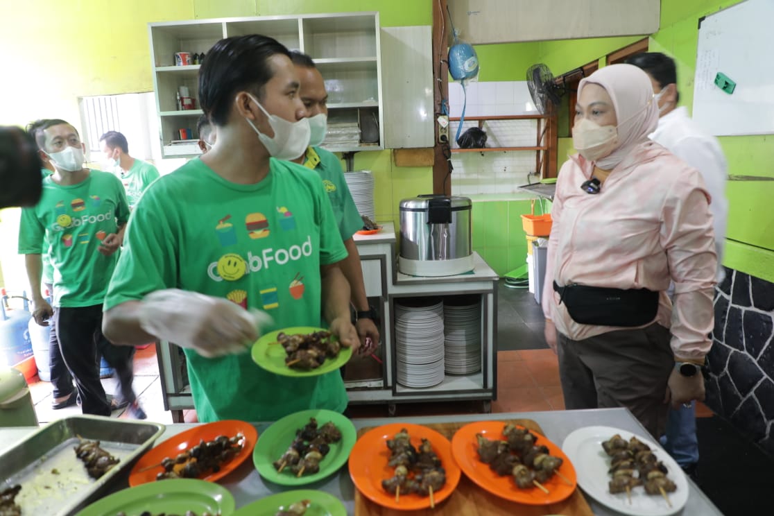 Menaker Ida Dialog dengan Pekerja Penerima BSU