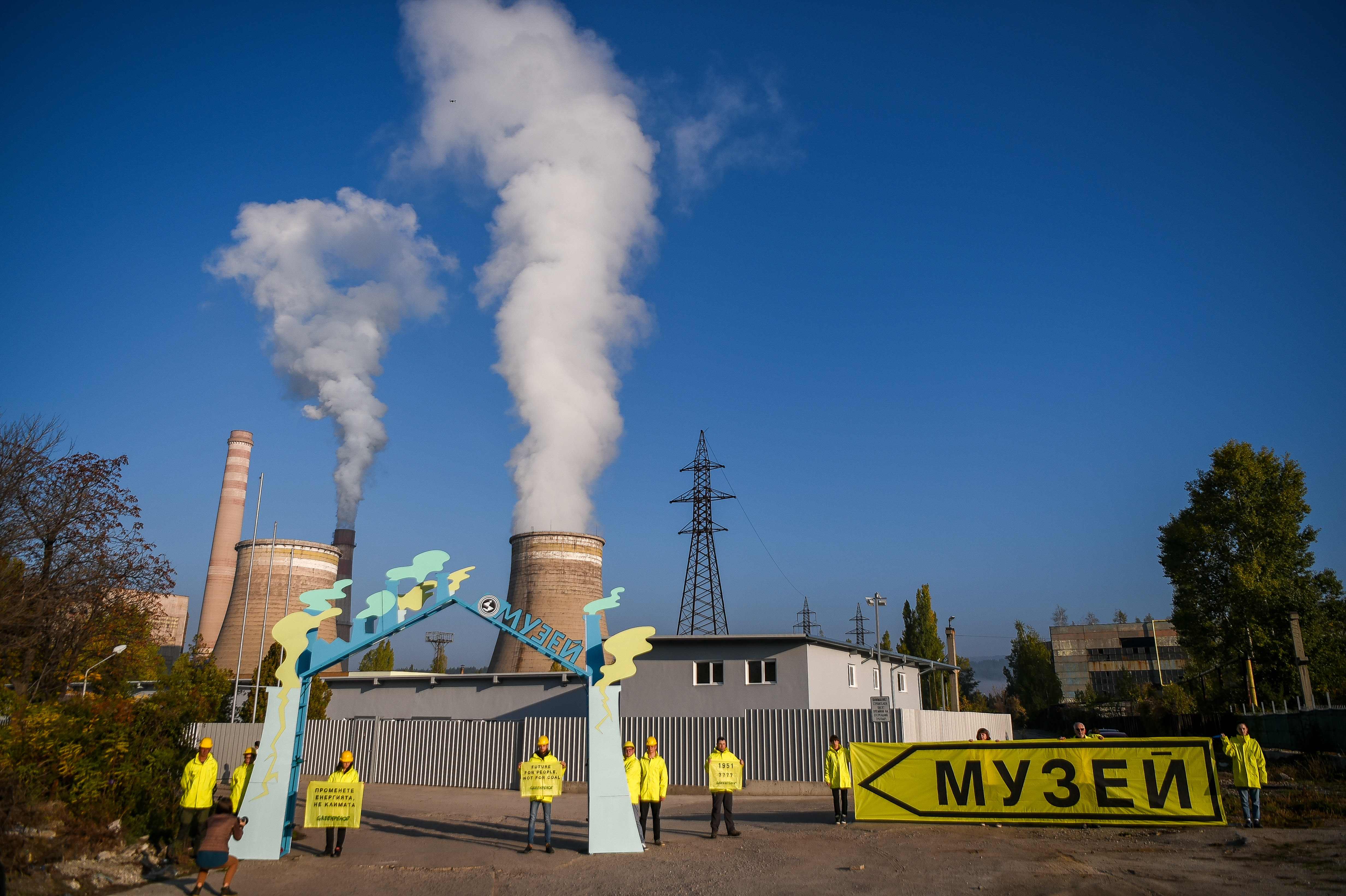 Aktivis Greenpeace membentang spanduk 'Museum' di depan pembakit listrik tenaga batu bara tak ramah lingkungan di Sofia, Bulgaria.