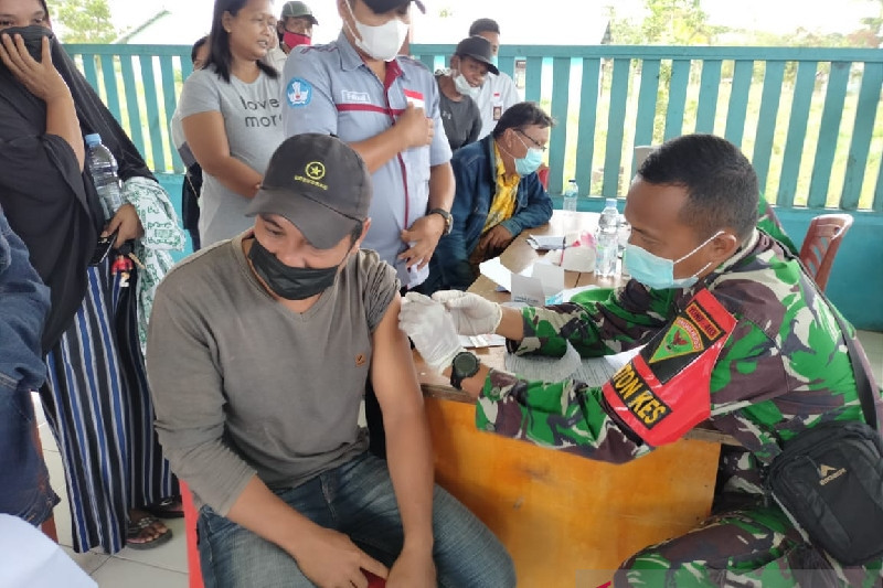 Warga di perbatasan RI-PNG Kampung Woslay ikut vaksinasi yang diberikan Satgas Pamtas Yonif Mekanis 403/Wirasada Pratista.