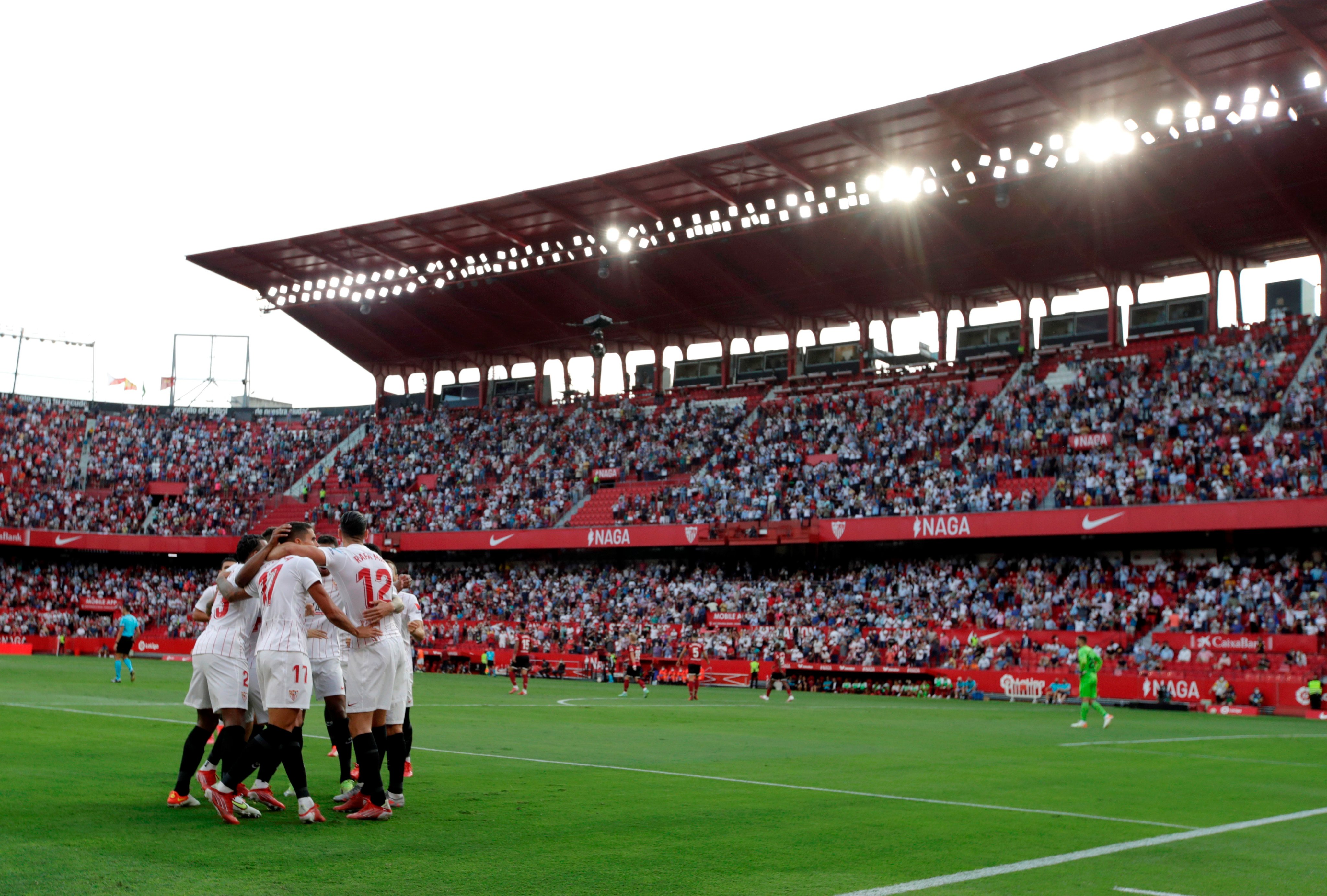 Para pemain Sevilla melakukan selebrasi usai mencetak gol ke gawang Valencia di laga La Liga.
