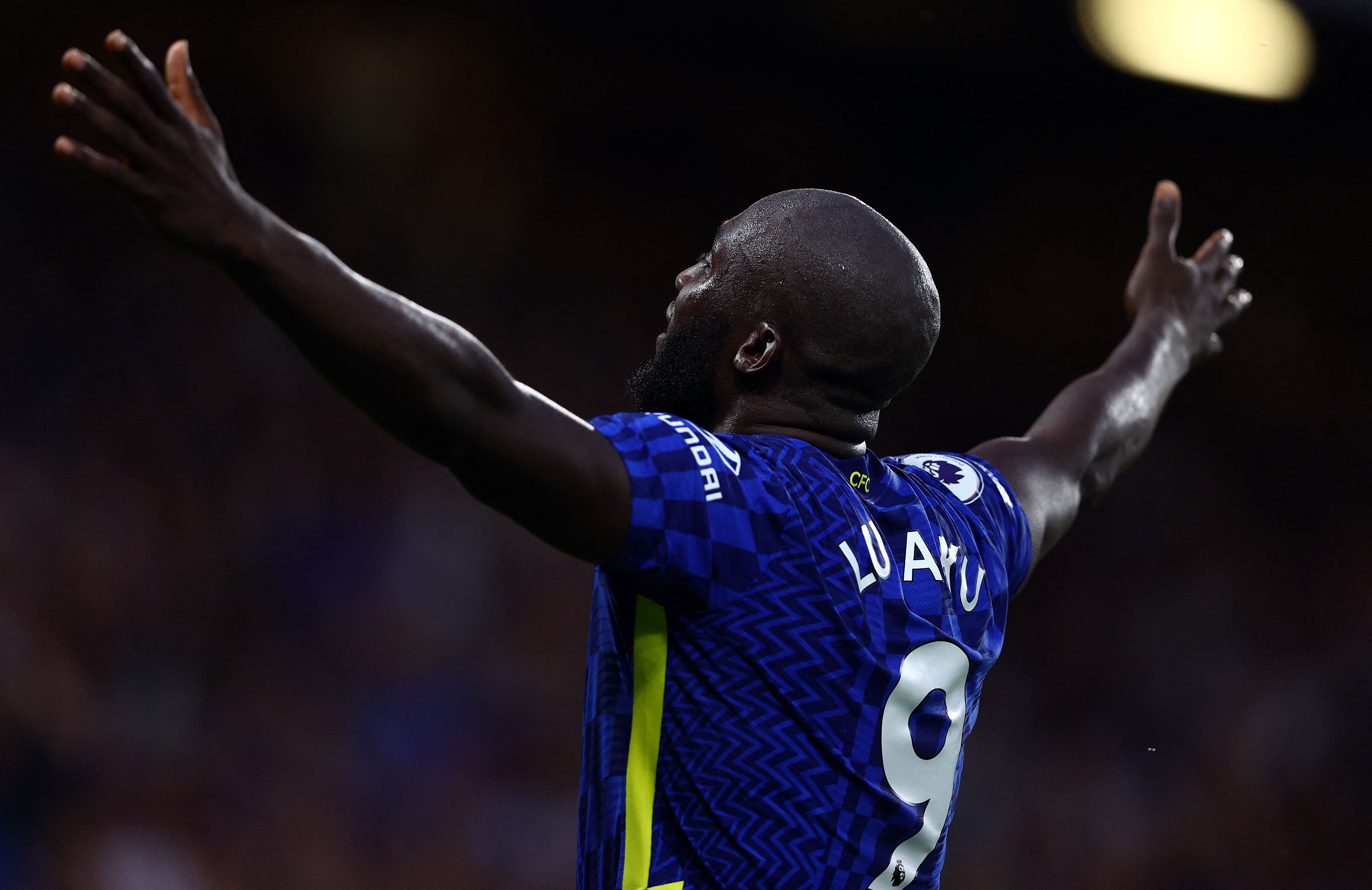 Penyerang Chelsea Romelu Lukaku melakukan selebrasi usai mencetak gol ke gawang Aston Villa di laga Liga Primer Inggris.