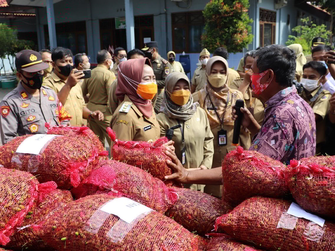 Bupati Brebes, Jawa Tengah, Idza Pritanti (kerudung cokelat) berbincang dengan petani cabai rawit di halaman kantor DPKP, Senin (6/9)
