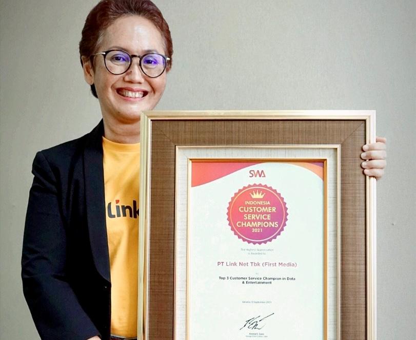 SB Diah Pudjiastuti, Head of Customer Interaction PT Link Net Tbk menerima penghargaan Indonesia Customer Service Champions 2021.