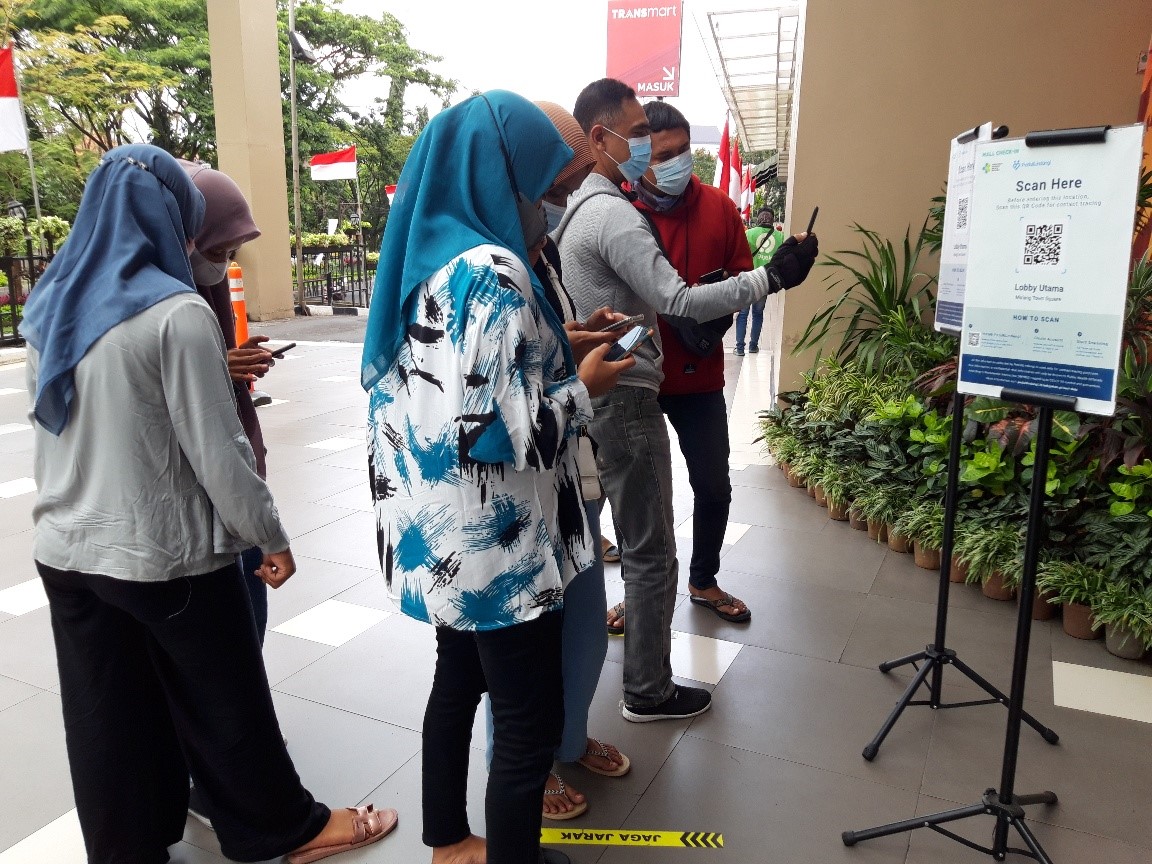 Pengunjung Malang Town Square (Matos), Kota Malang, Jawa Timur, menggunakan aplikasi peduli lindungi untuk masuk di mal itu, Minggu (5/9).