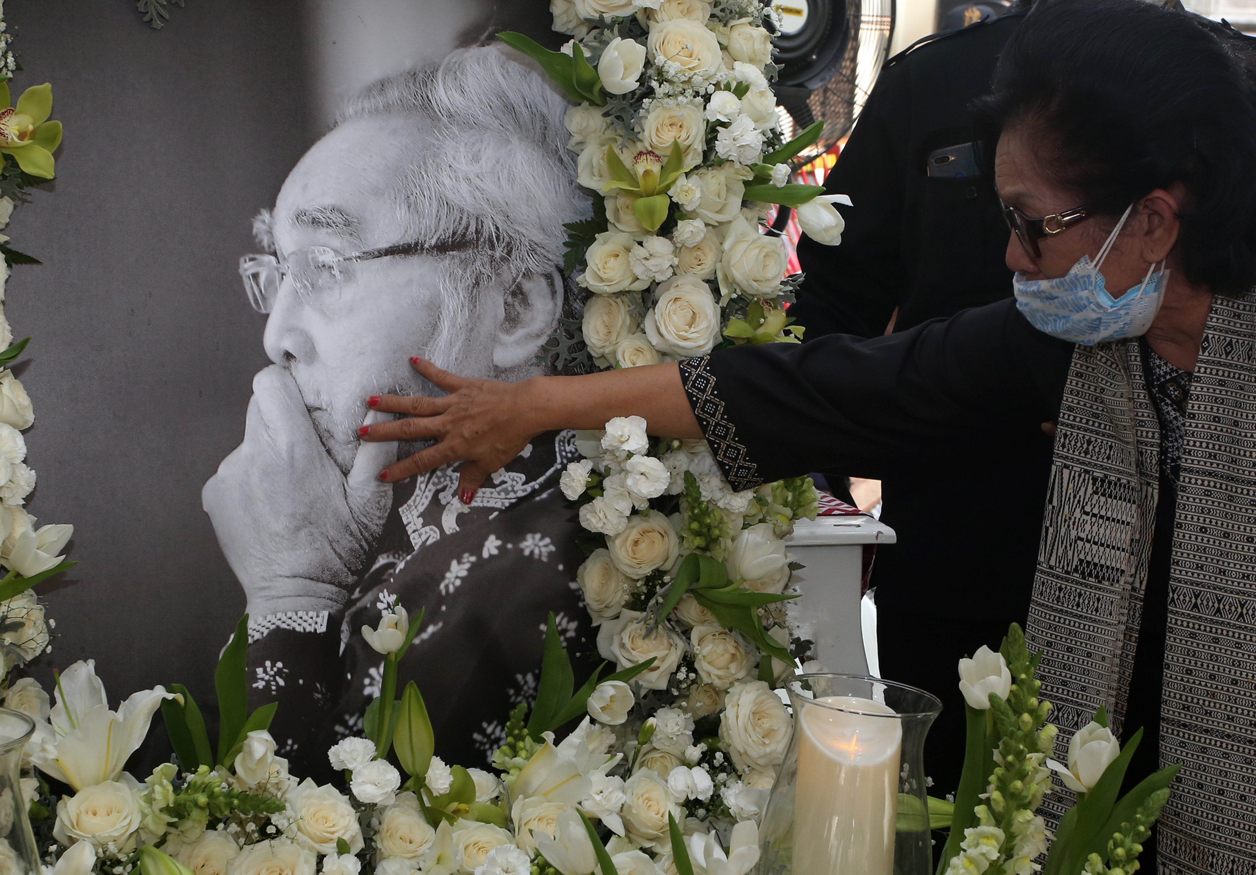 Kerabat mengusap foto Sabam Sirait saat melayat di rumah duka di Bintaro, Jakarta.