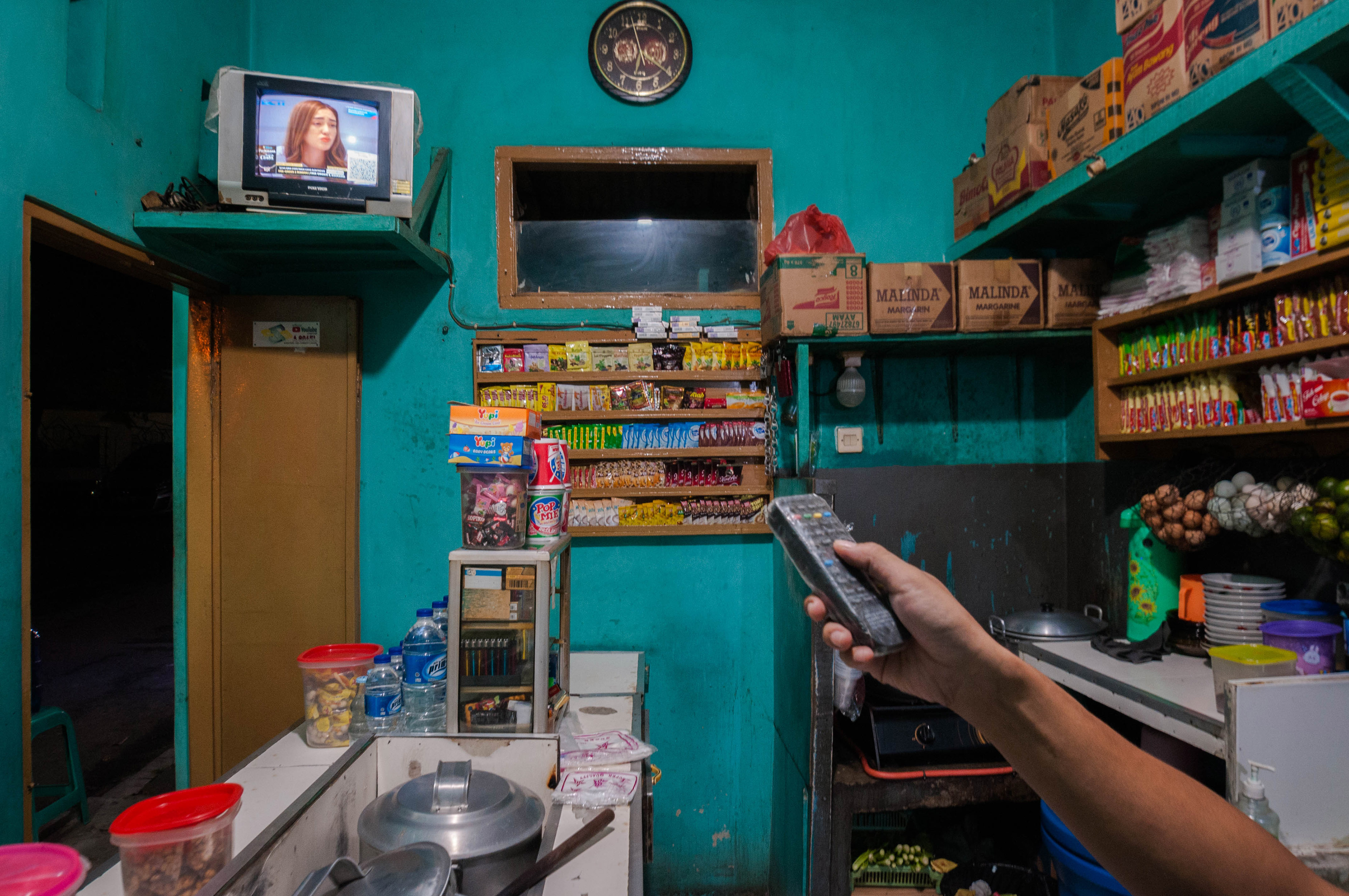 Warga menonton tv di salah satu warung kopi di Rangkasbitung, Lebak, Banten.